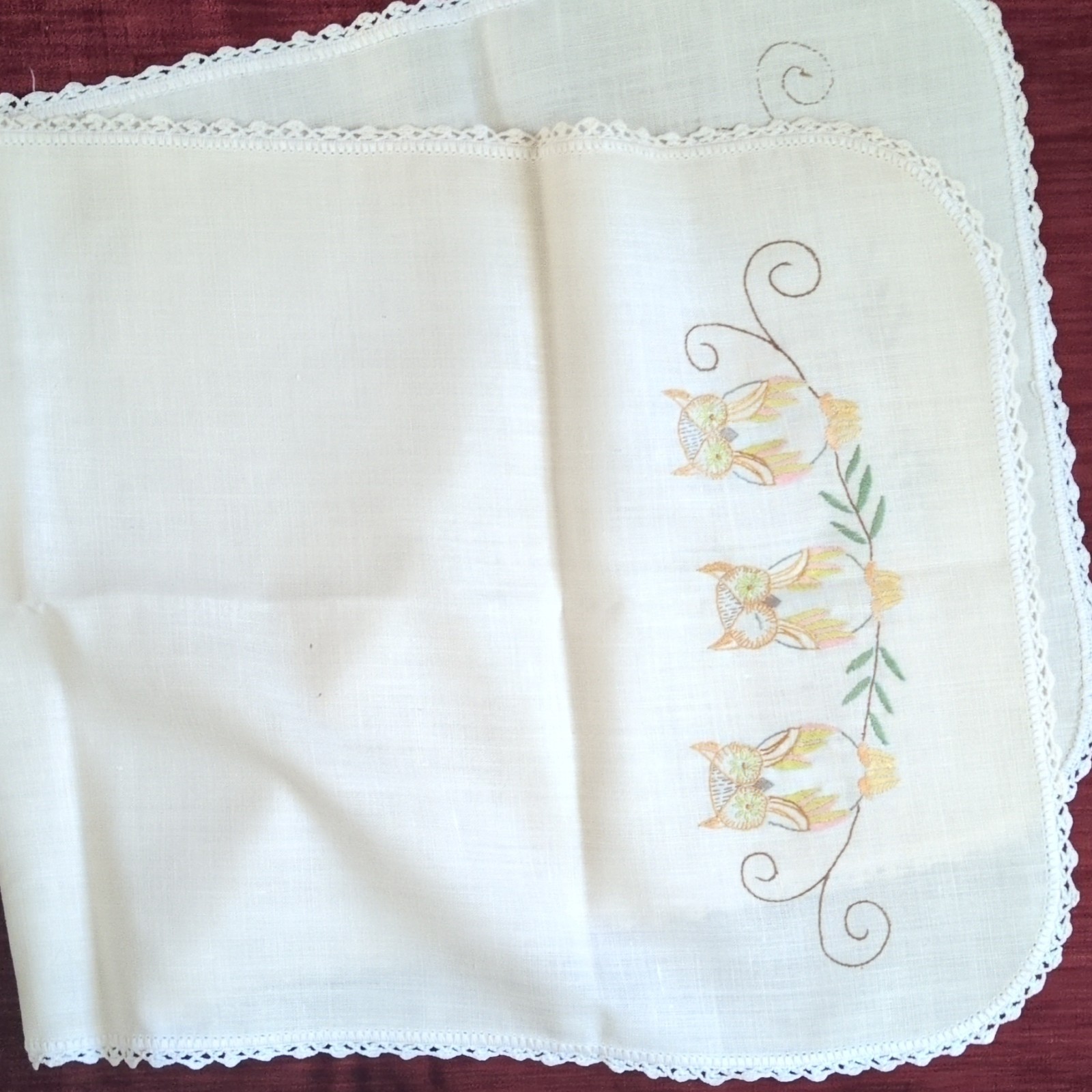VINTAGE: Hand embroidered / crocheted table runner owl design