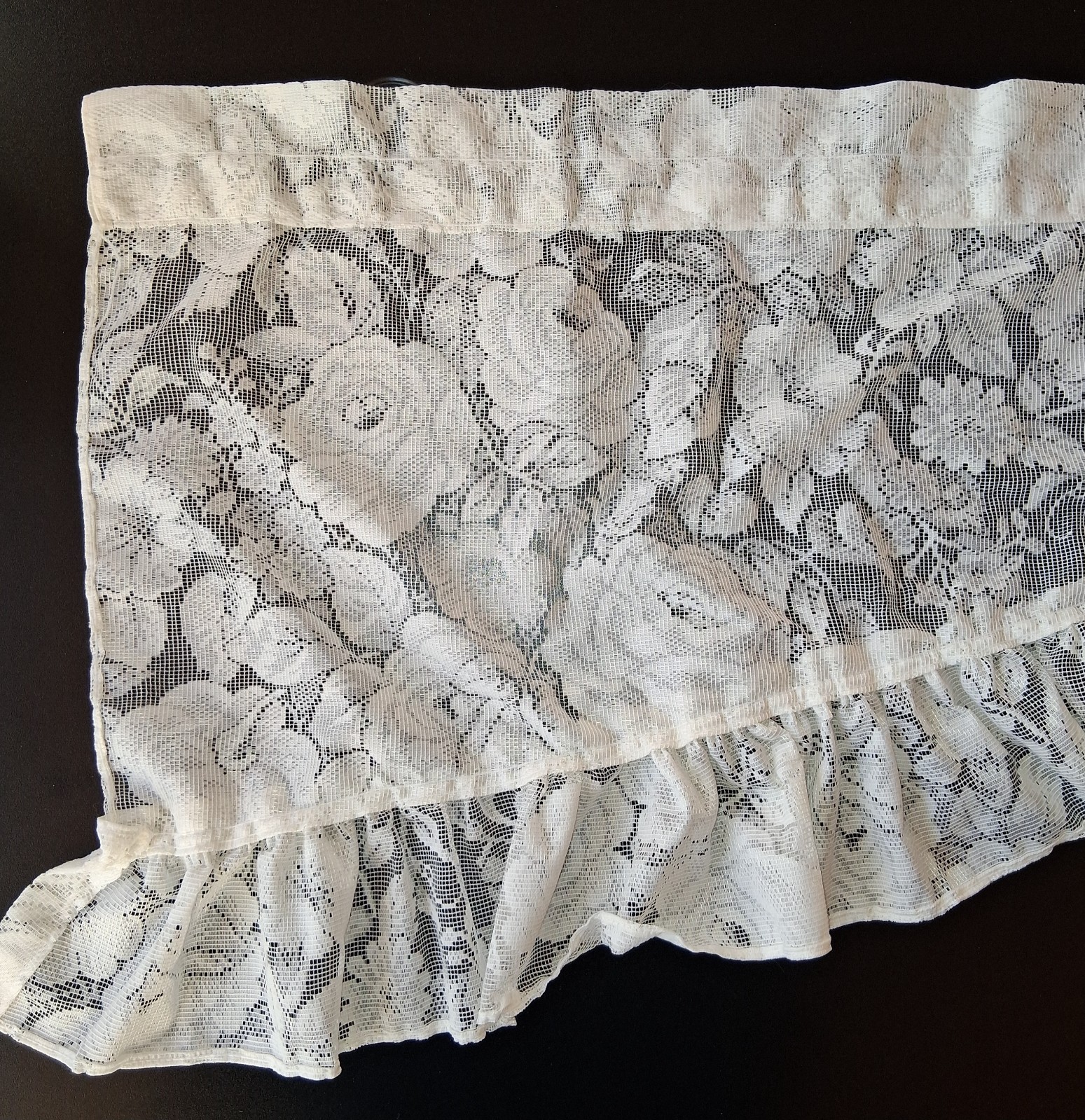 ROSE LACE SCALLOPED 2PC SWAG VALANCE SET Off White EUC 33 x 19 each Side
