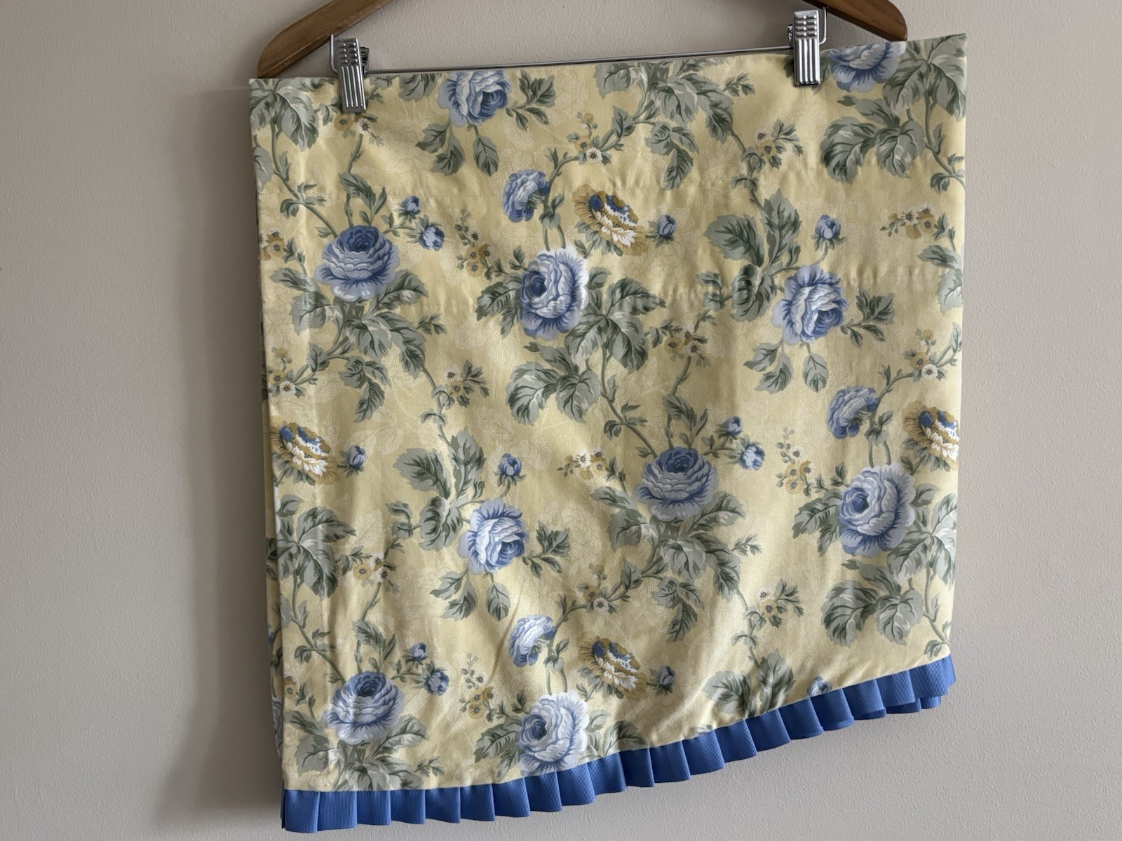 Waverly 1 Window Valance Yellow Floral Blue Roses Scalloped 20″x78″ French