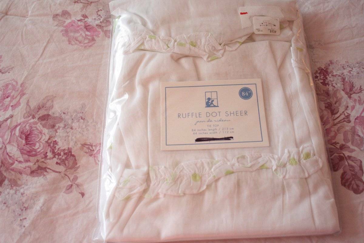 Pottery Barn Kids Ruffle Dot Sheer 84″ L 44″ W White With Green Polka Dots