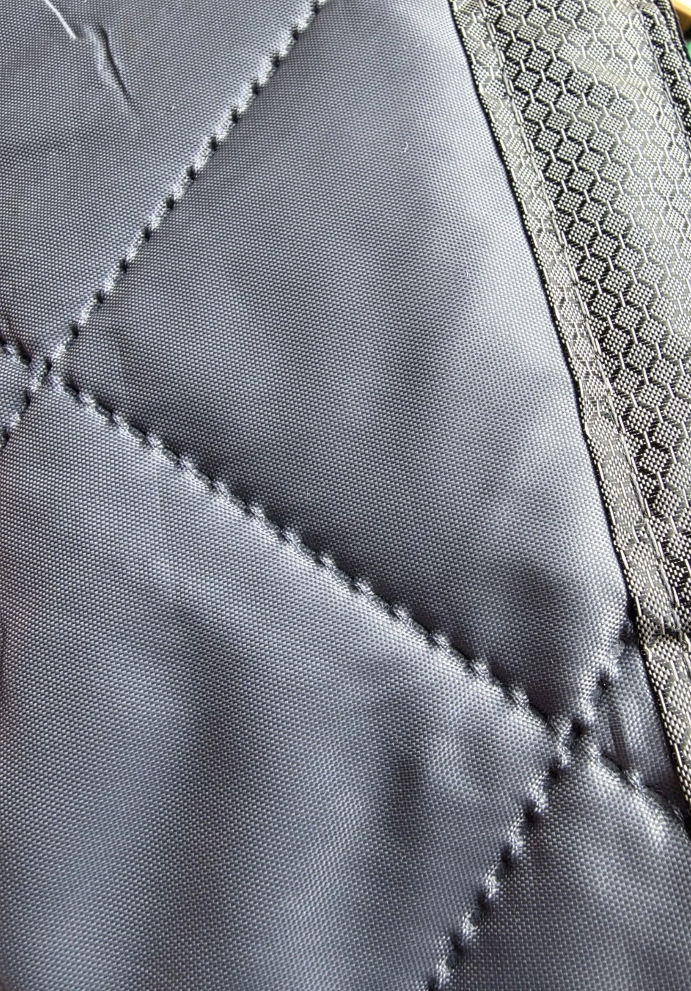 Magnetic quilted thermal door curtain · Heat protection for winter and summer