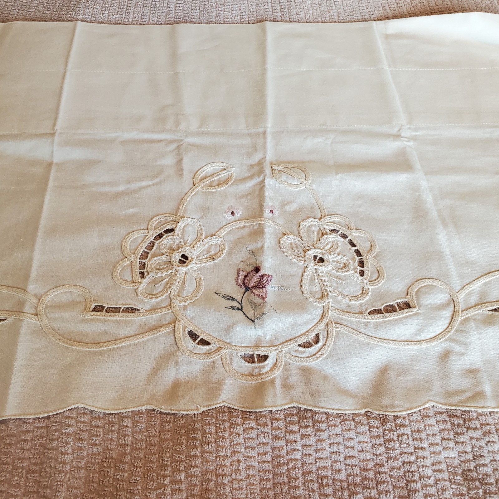Embroidered floral valance curtain 14.5x 80 Beige w/Purple Embroided Flowers Vtg