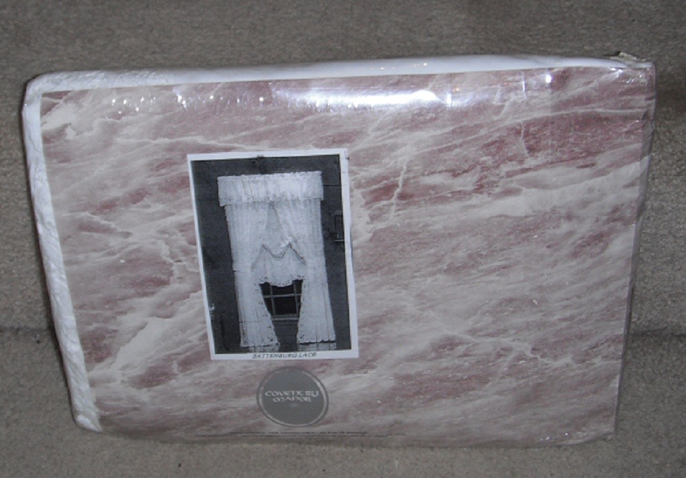 New Pkg Coventry Manor 5 Pc Battenburg Curtain Set 2 Panels 2 Tie Bks + Valence