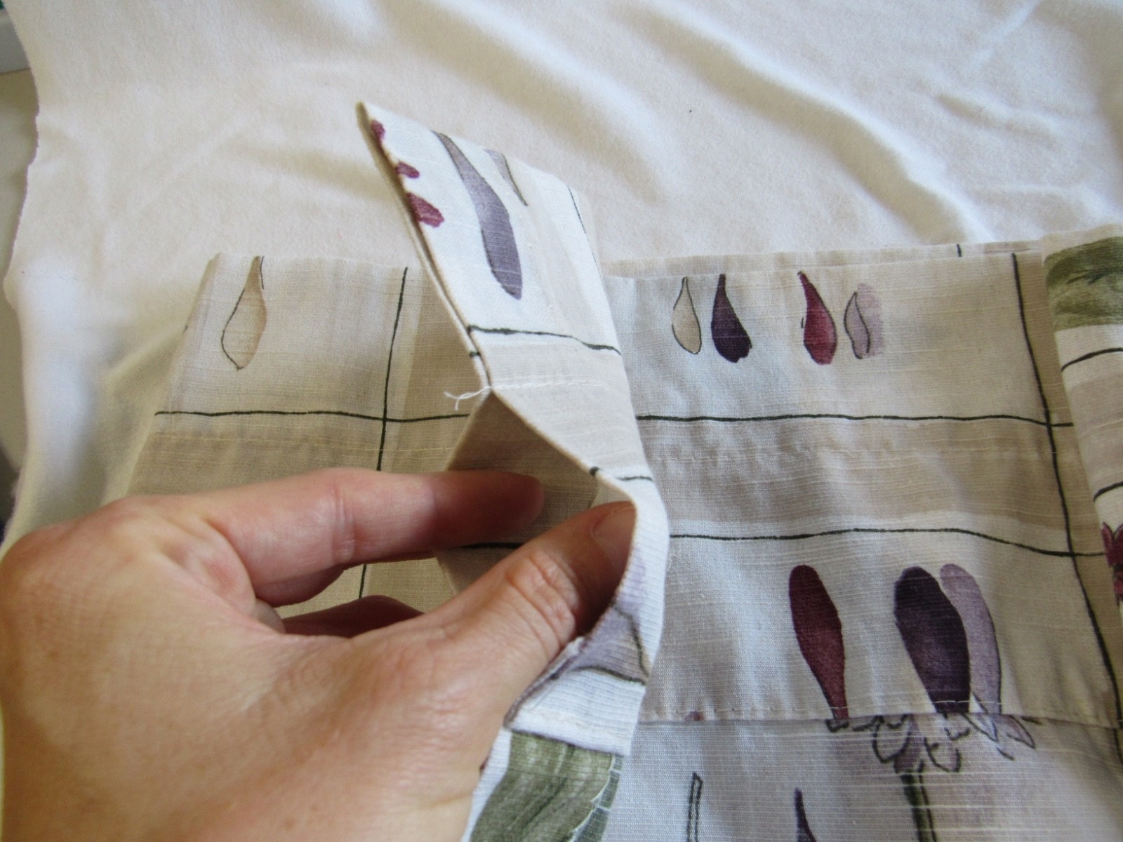 Croscill Valance Cotton/Poly 94″ by 14 1/2″ inches – flowers, leaves