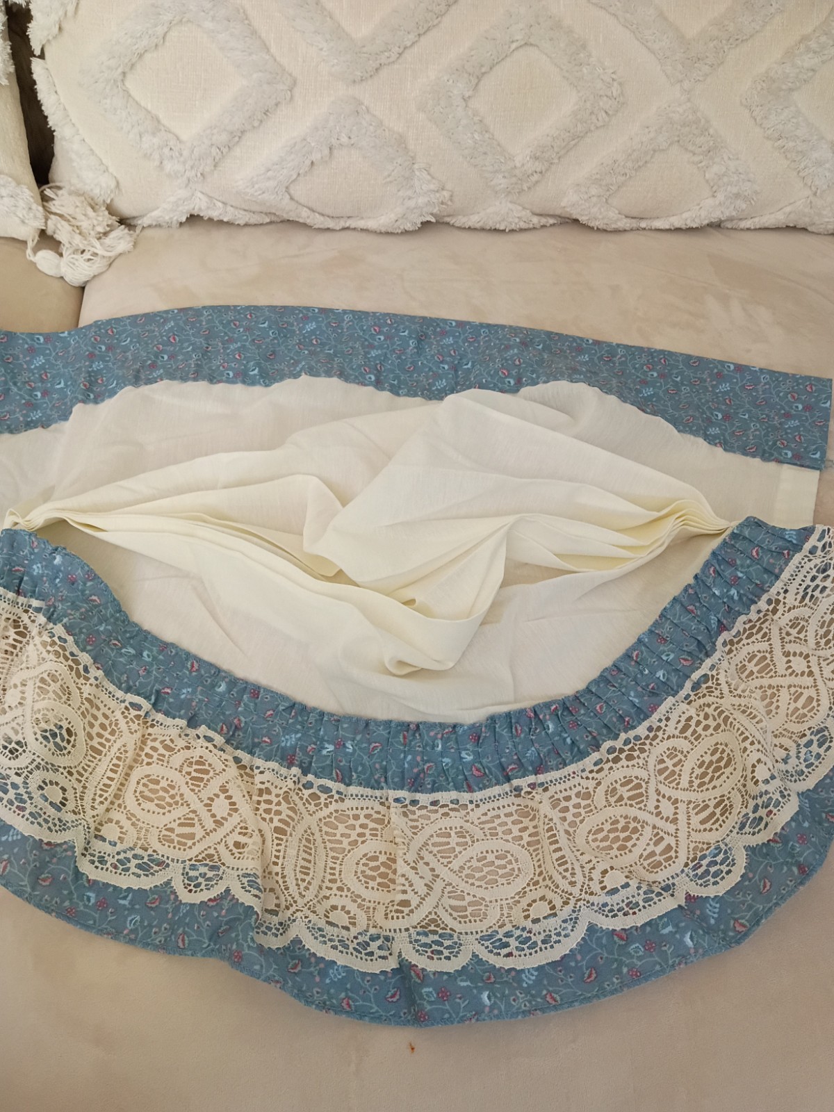 JCPenney Vintage Ivory Window Valance Gathered Blue Floral Lace Cottage Country