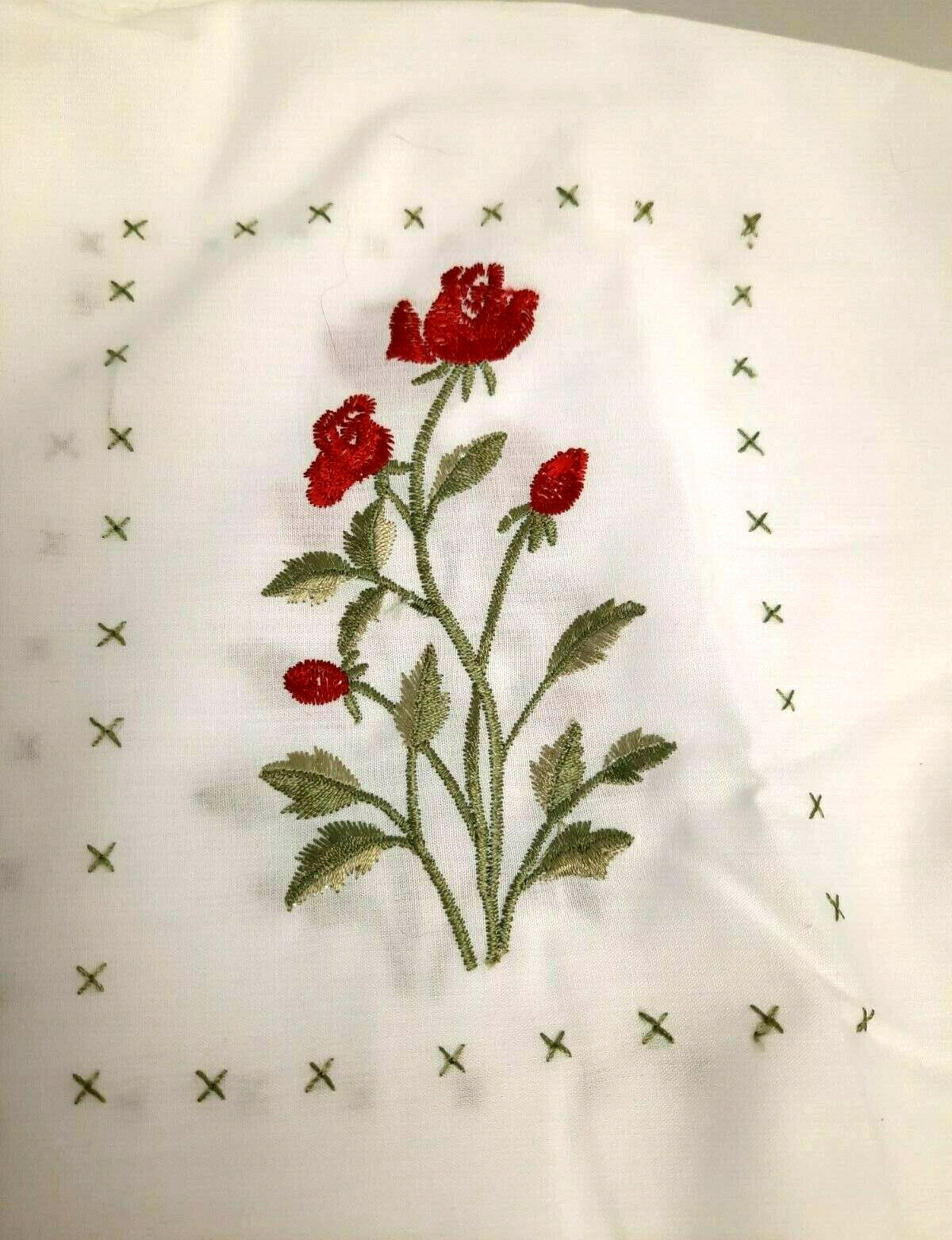 NIP ‘Designables’ Pair Tiered Curtains 60″ W x 24″ L White Embroidered Red Roses