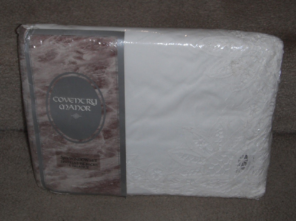 New Pkg Coventry Manor 5 Pc Battenburg Curtain Set 2 Panels 2 Tie Bks + Valence