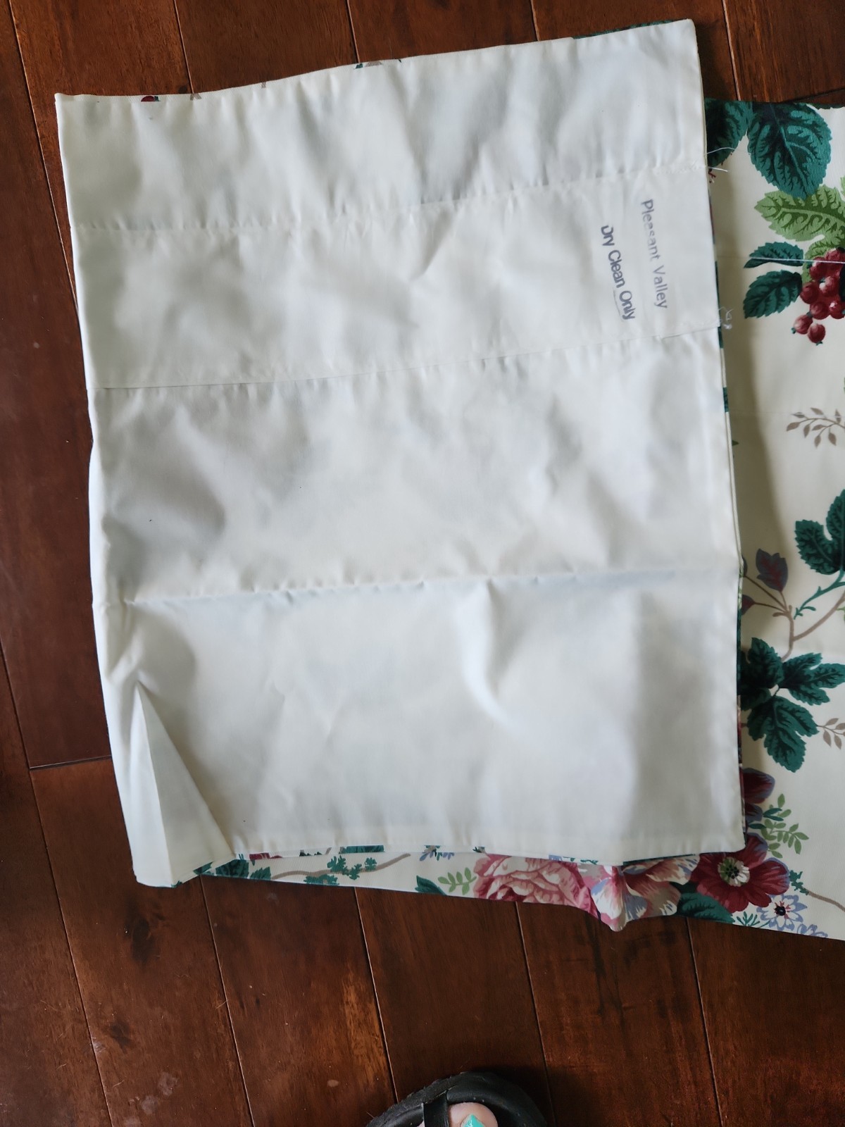 WAVERLY Pleasant Valley Grapes Bold Floral Valance White 17″ long X 52″ wide