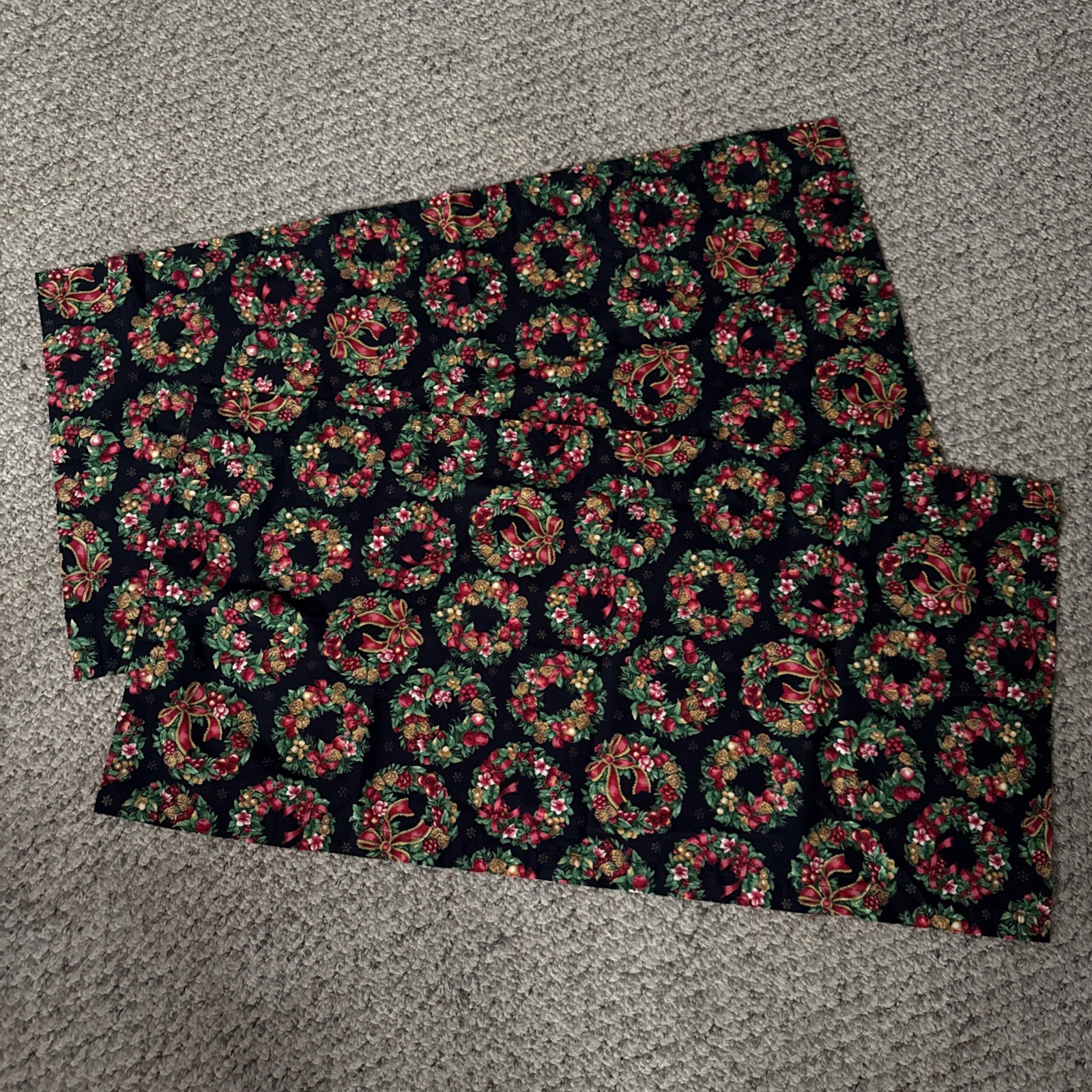 Set Of 2 Christmas Themed Window Valance Blk With Wreaths Pattern 34”x17”