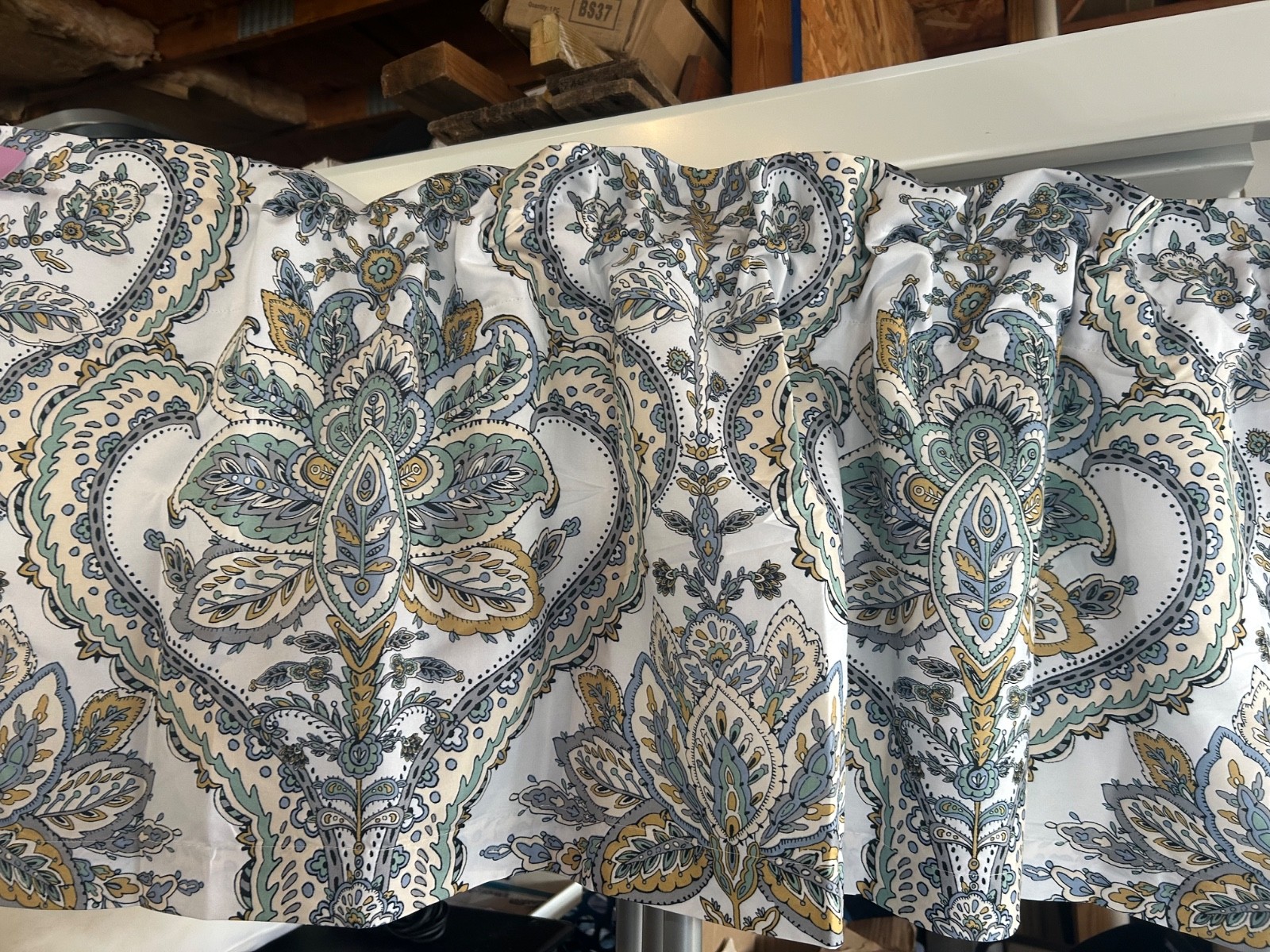 52×18 Paisley Floral Valance by Waverly NEW out of box no tags.