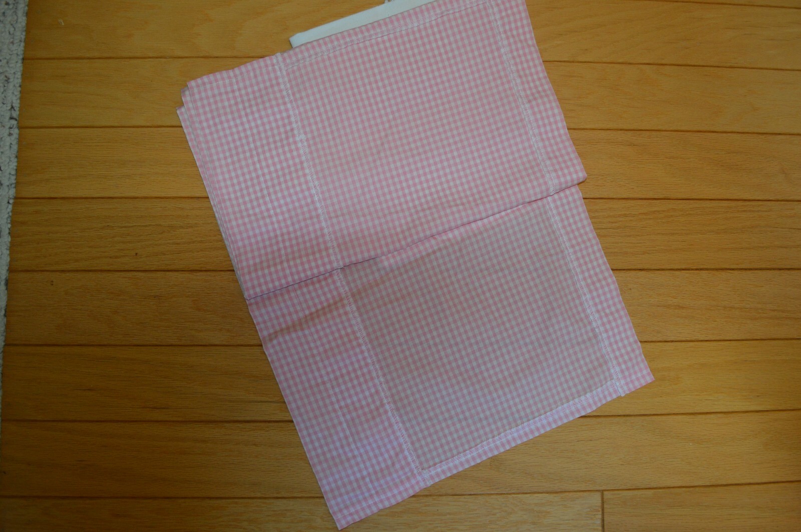 Valance Custom pink and white gingham made by sewhappy children’s Beautiful!