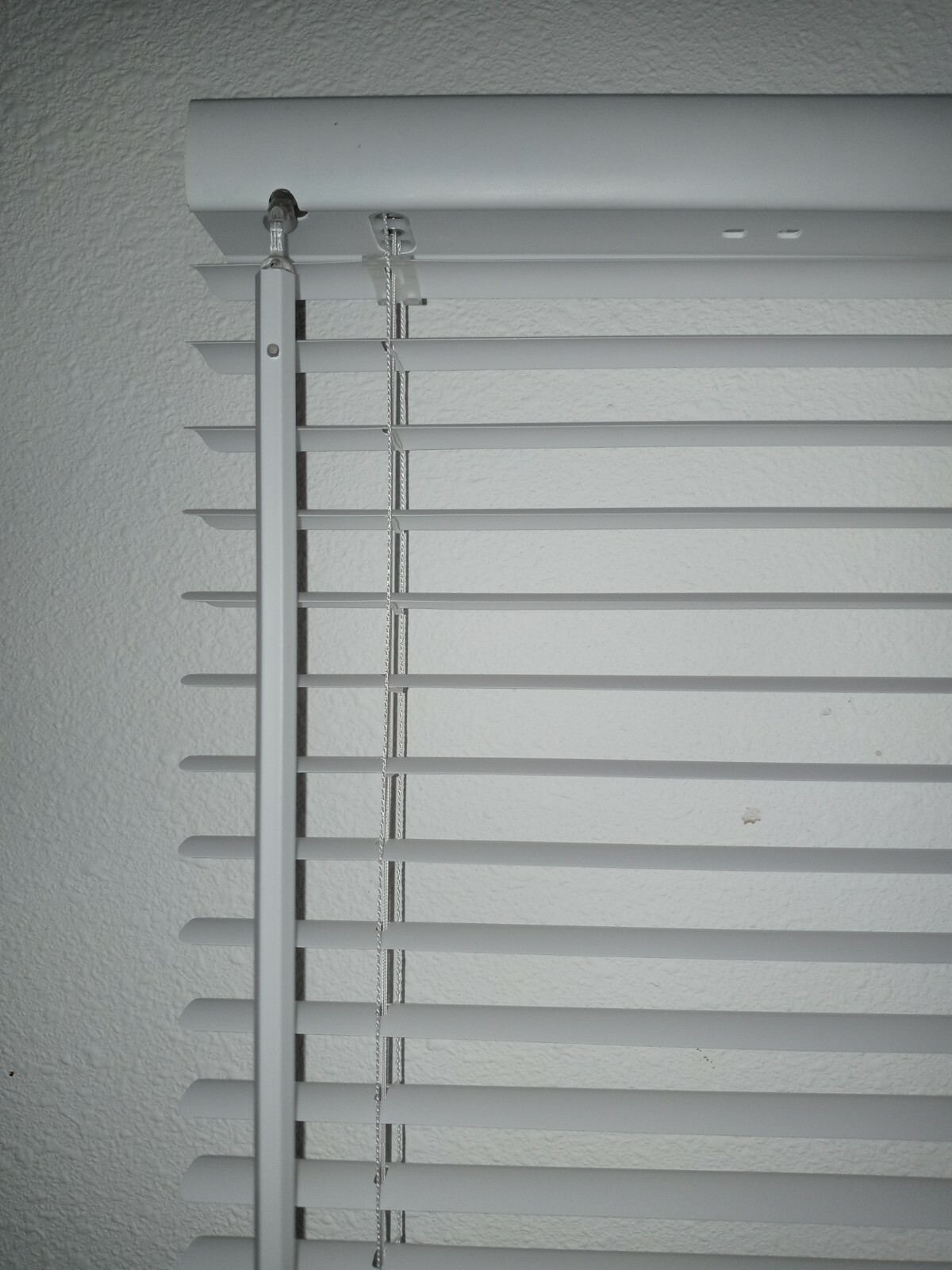 Champion Mini Blinds 1″ Cordless Light Filtering Vinyl Blind 36×64″ White 527378