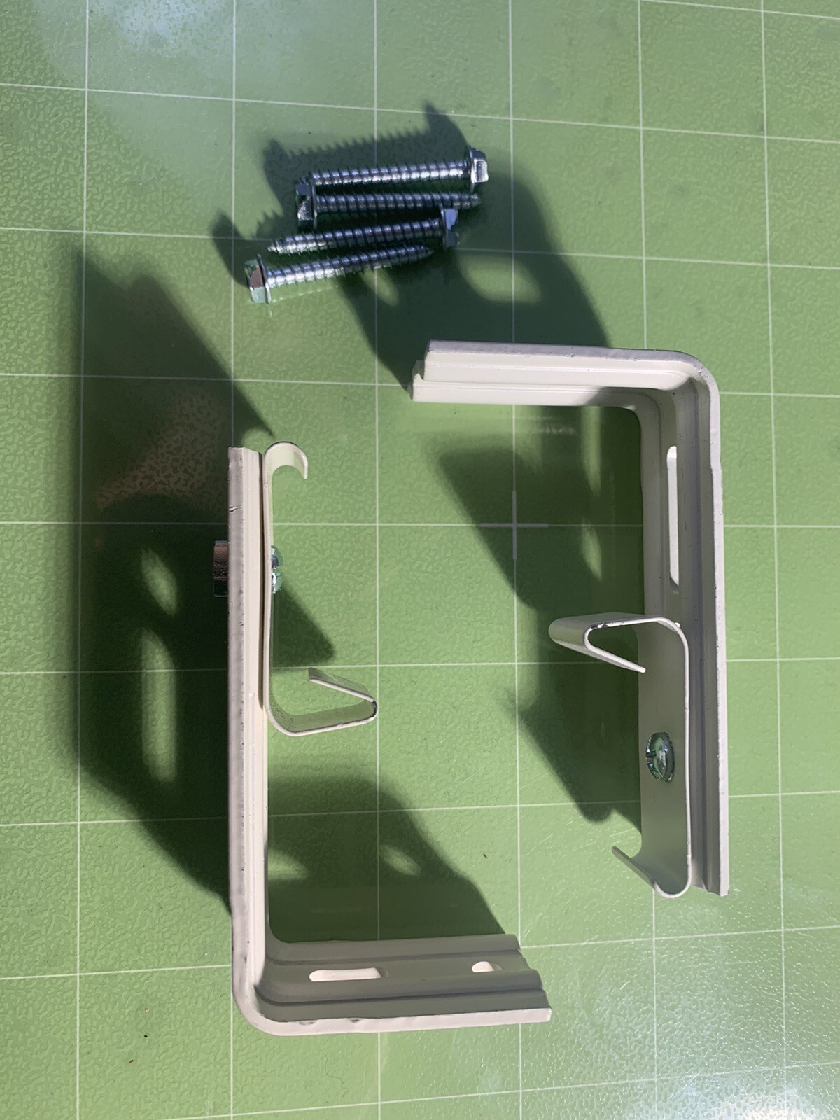 Bali Graber Vertical Blind G85 Bracket 1-1/2 Inch Headrail (Outside Mount)