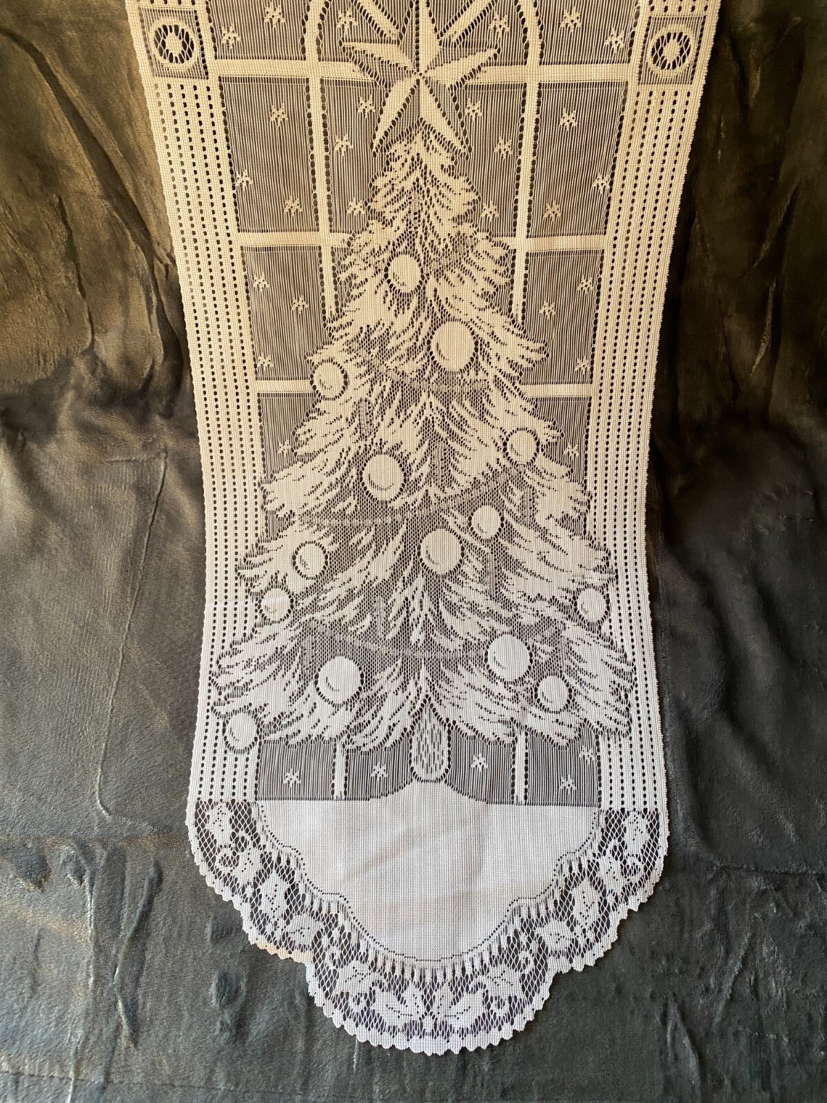 Heritage NEW WALL DECOR w/Hanger Cristmas Tree, white color.