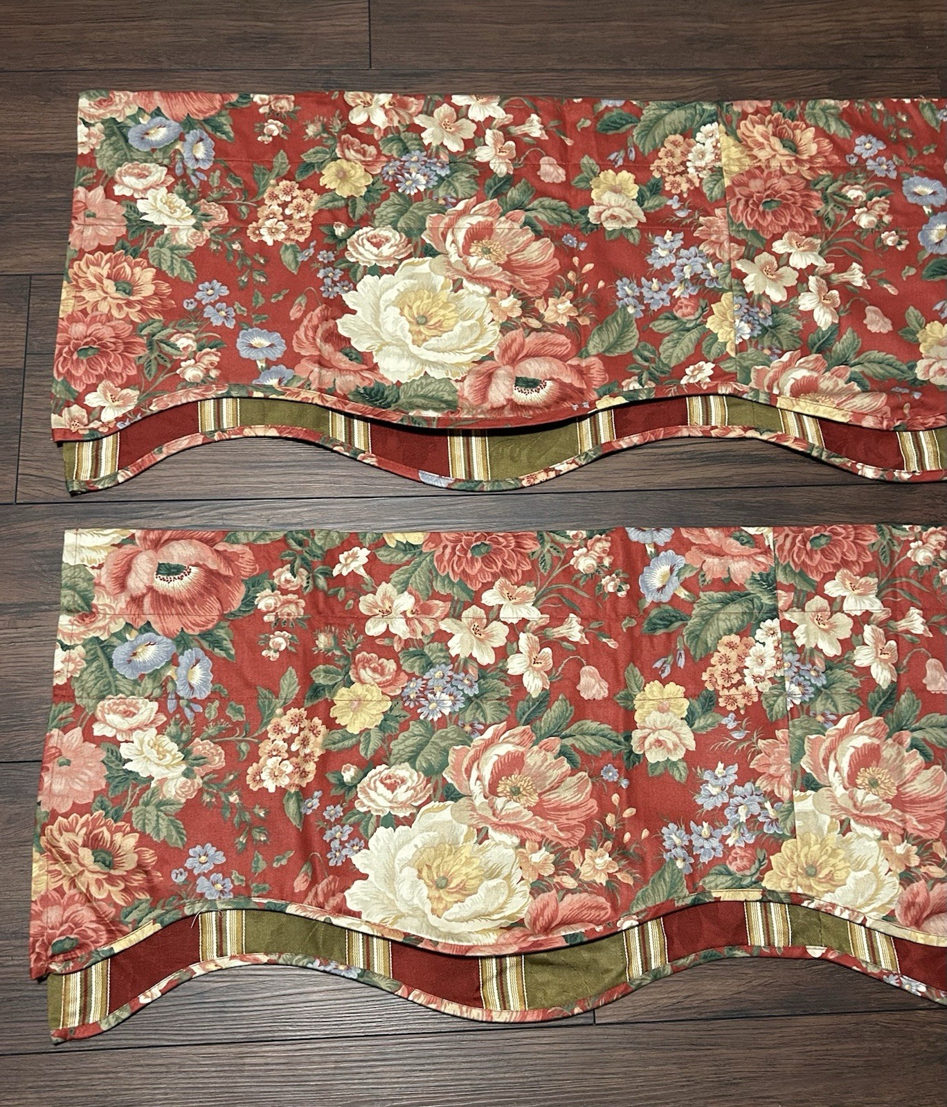 Waverly Villa Carlotta Cabernet 76″ wide x 17″ Long Scalloped Tiered Valance 2ea