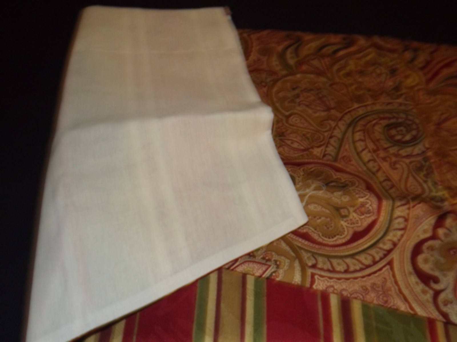 WINDOW VALANCE V-SHAPED BURGANDY GOLD GREEN 42X12 16.5″ center PAISLEY STripes