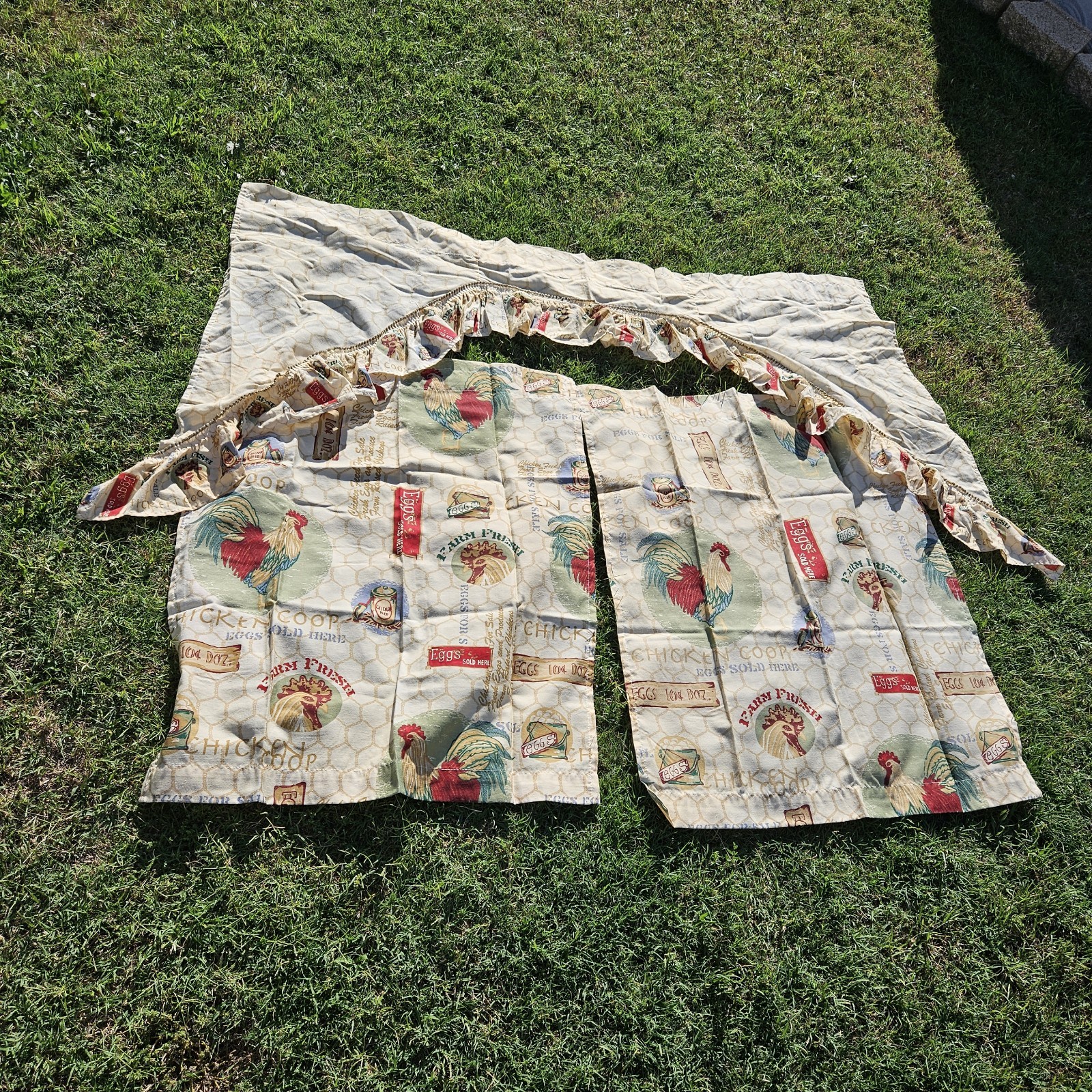 Rooster café curtains with valance vintage. Some staining, possibly from Sun