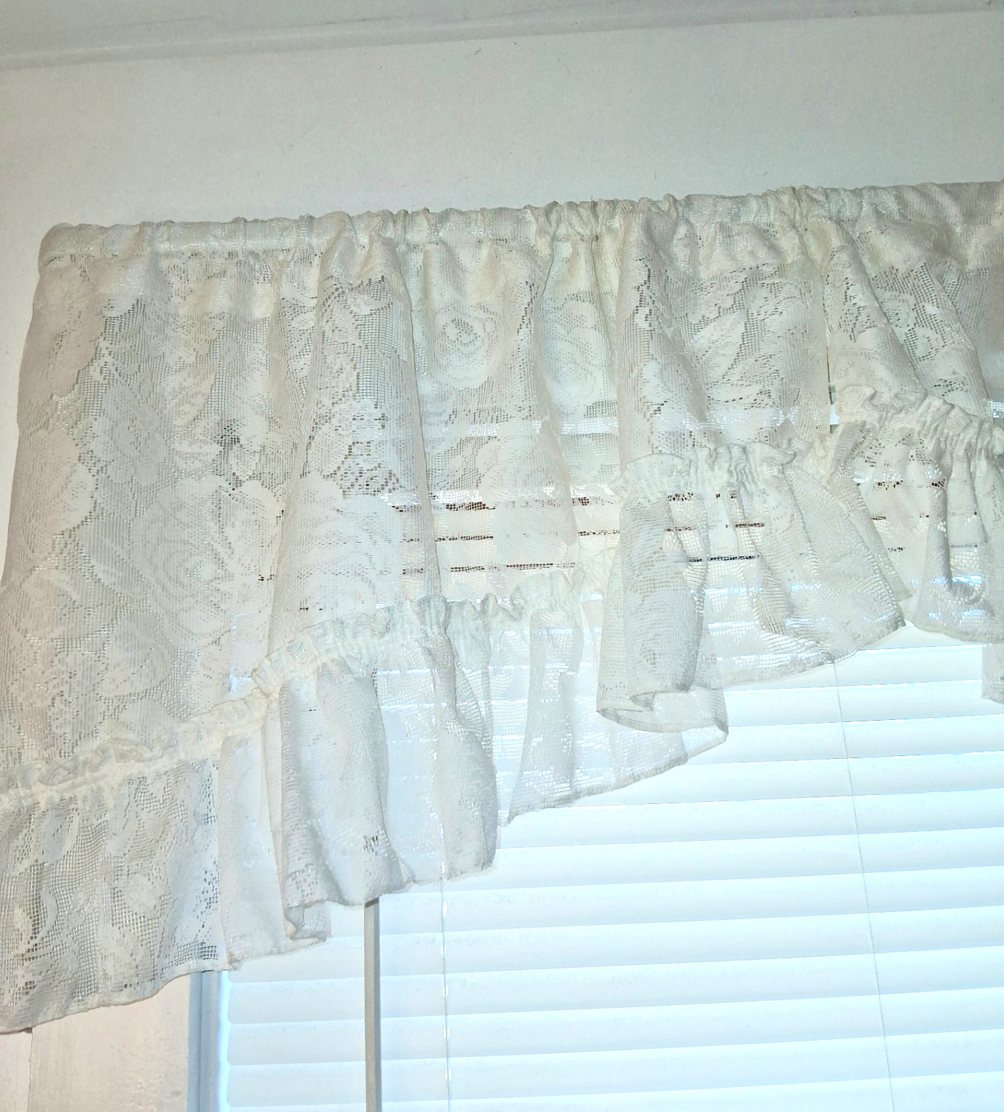 ROSE LACE SCALLOPED 2PC SWAG VALANCE SET Off White EUC 33 x 19 each Side