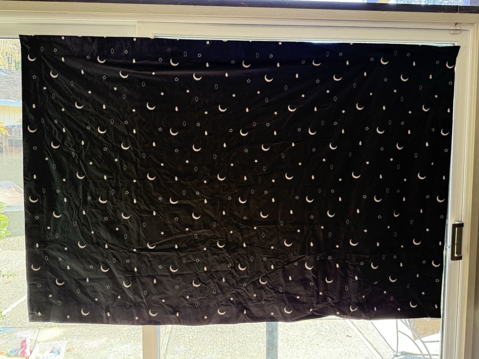 Amazon Basics Portable Window Blackout Curtain Shade w/ Suction Cups 78″x50″