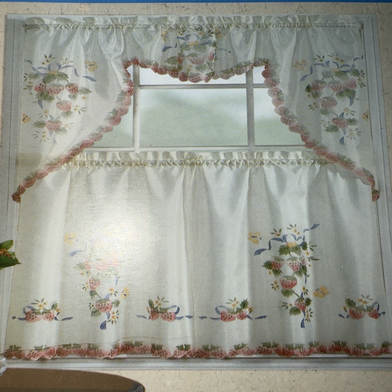 Vintage Today’s Living Strawberry Airbrush Kitchen Curtain Set 60×36 Swag Tiers