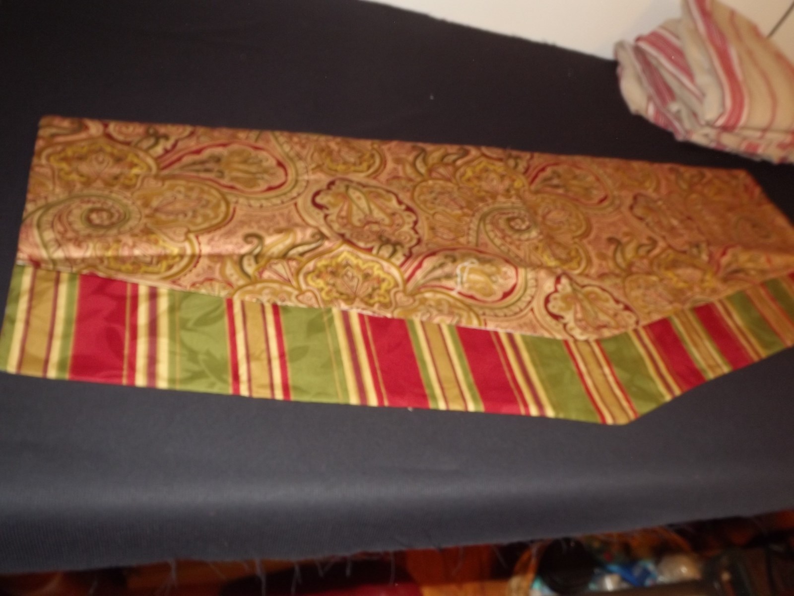 WINDOW VALANCE V-SHAPED BURGANDY GOLD GREEN 42X12 16.5″ center PAISLEY STripes