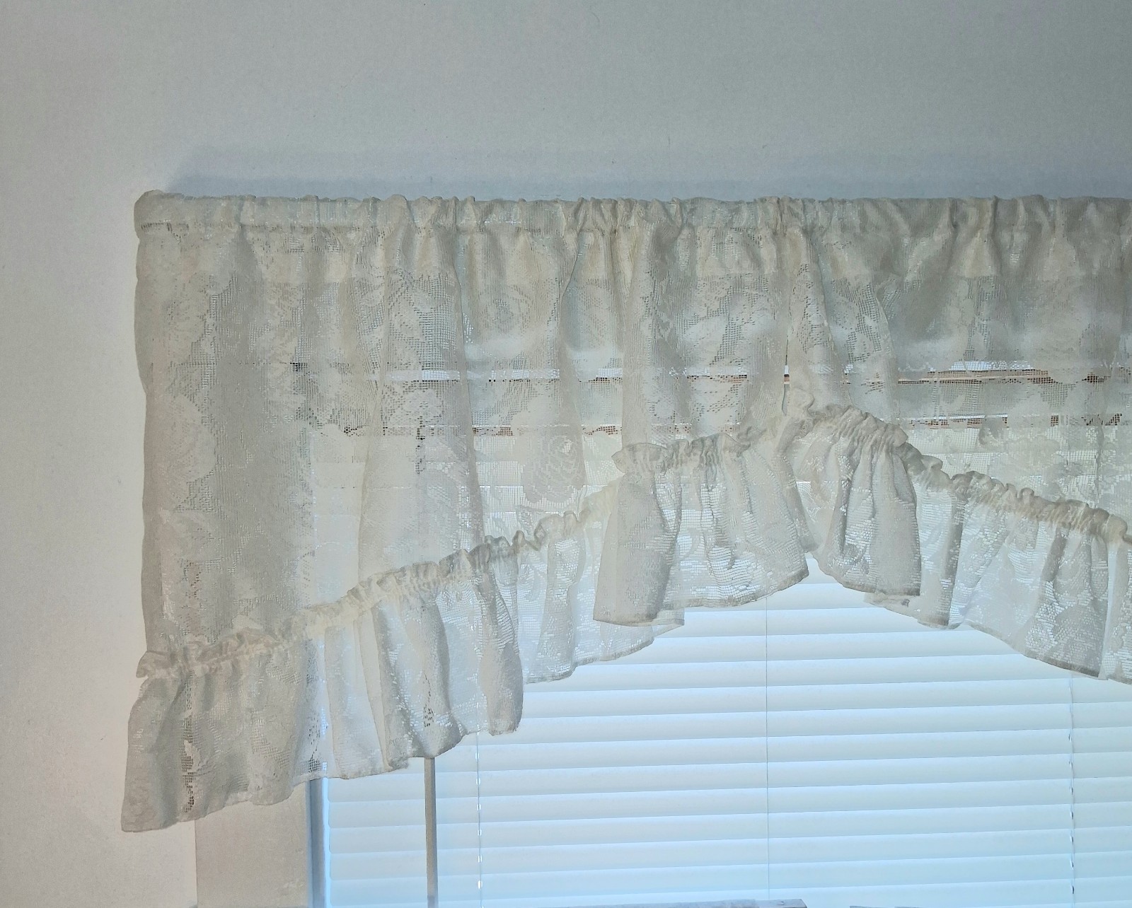 ROSE LACE SCALLOPED 2PC SWAG VALANCE SET Off White EUC 33 x 19 each Side