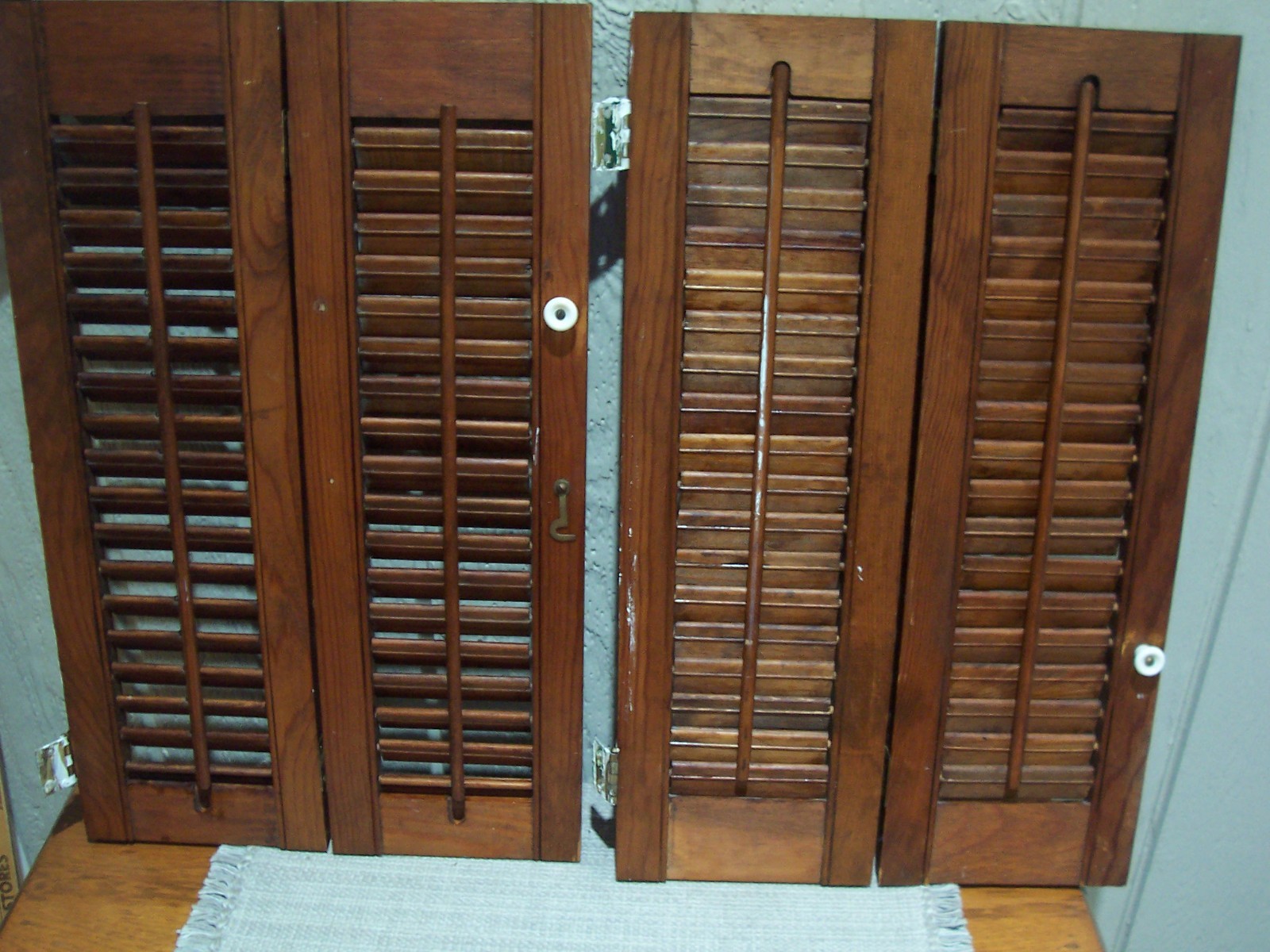 Set of 2 Interior Wood window louver cafe style Shutters knobs 22.5″ high – USED