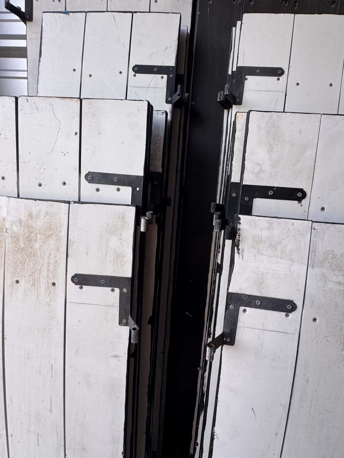 22 (11 Sets) PVC Board-N-Batten Shutters W/ Hardware & Hinges. Sizes In Pictures