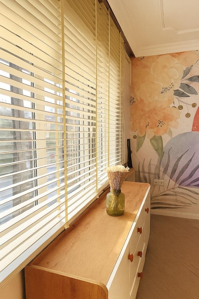 Cream Color Real Wood Venetian Blind with 50mm Chain Reducer and Imported Ribbon