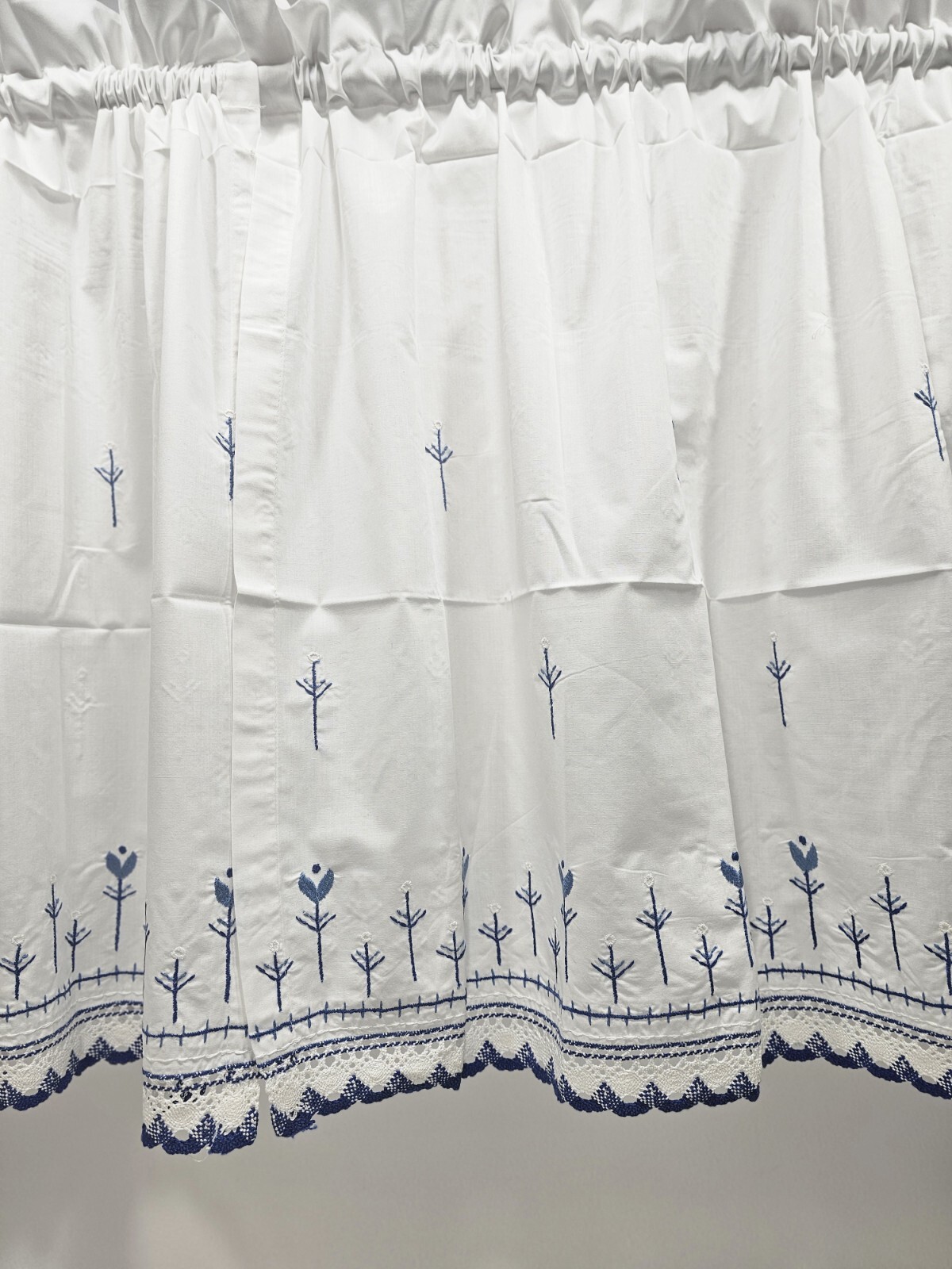 Tulip Time Flower Tailored Tier Curtains 60″x24″ / Pair Primitive White Blue