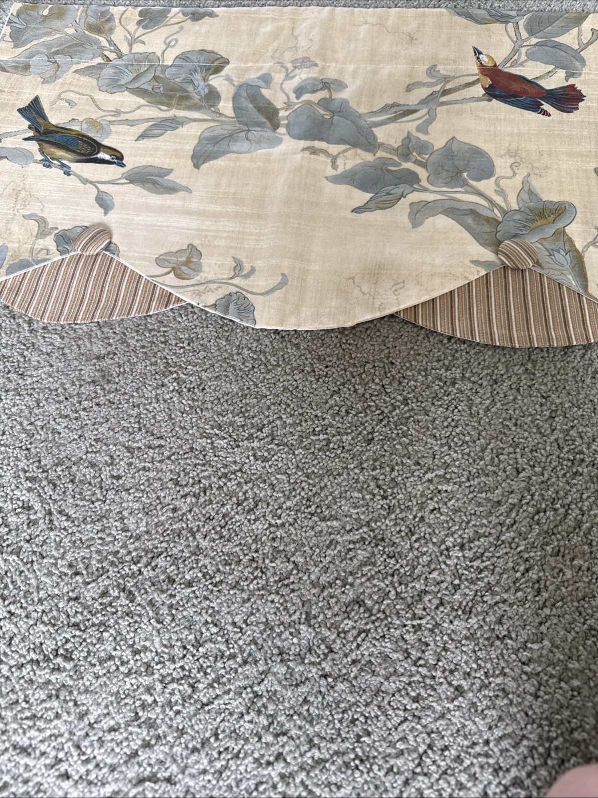 Heritage House Windsong Valance Scallop Buttons Birds 52”X14.5”