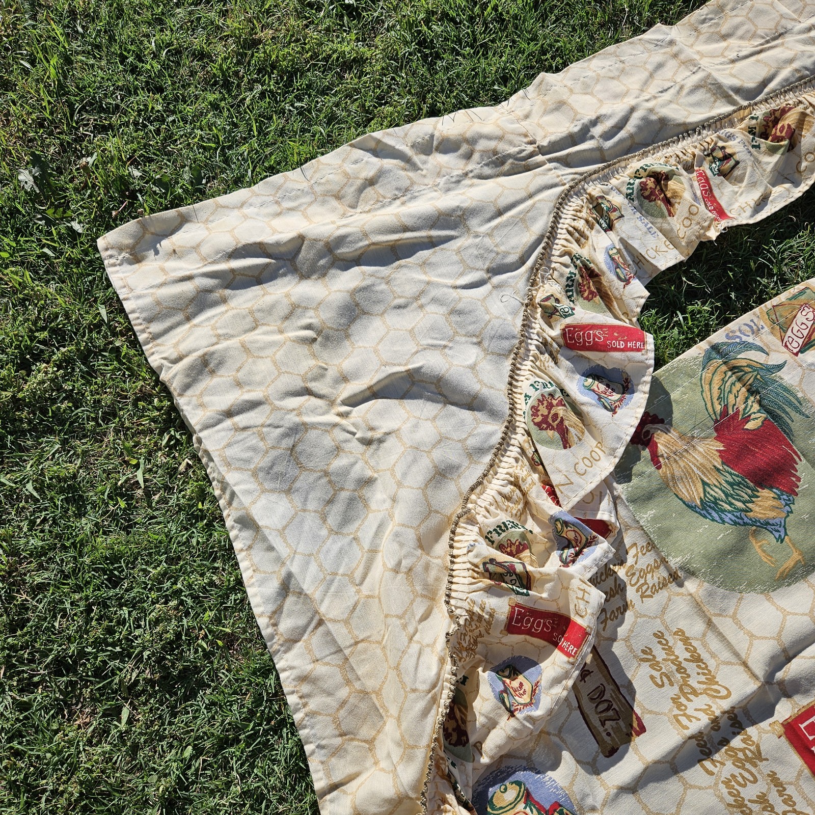 Rooster café curtains with valance vintage. Some staining, possibly from Sun