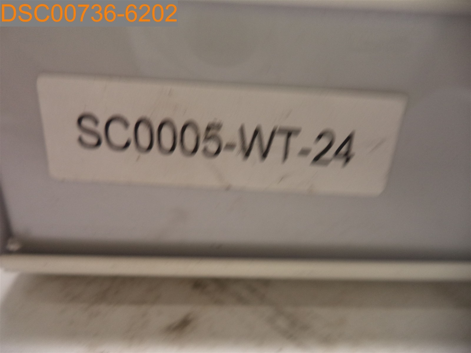 SCRATCHES: SC0005-WT-24 24″ Width