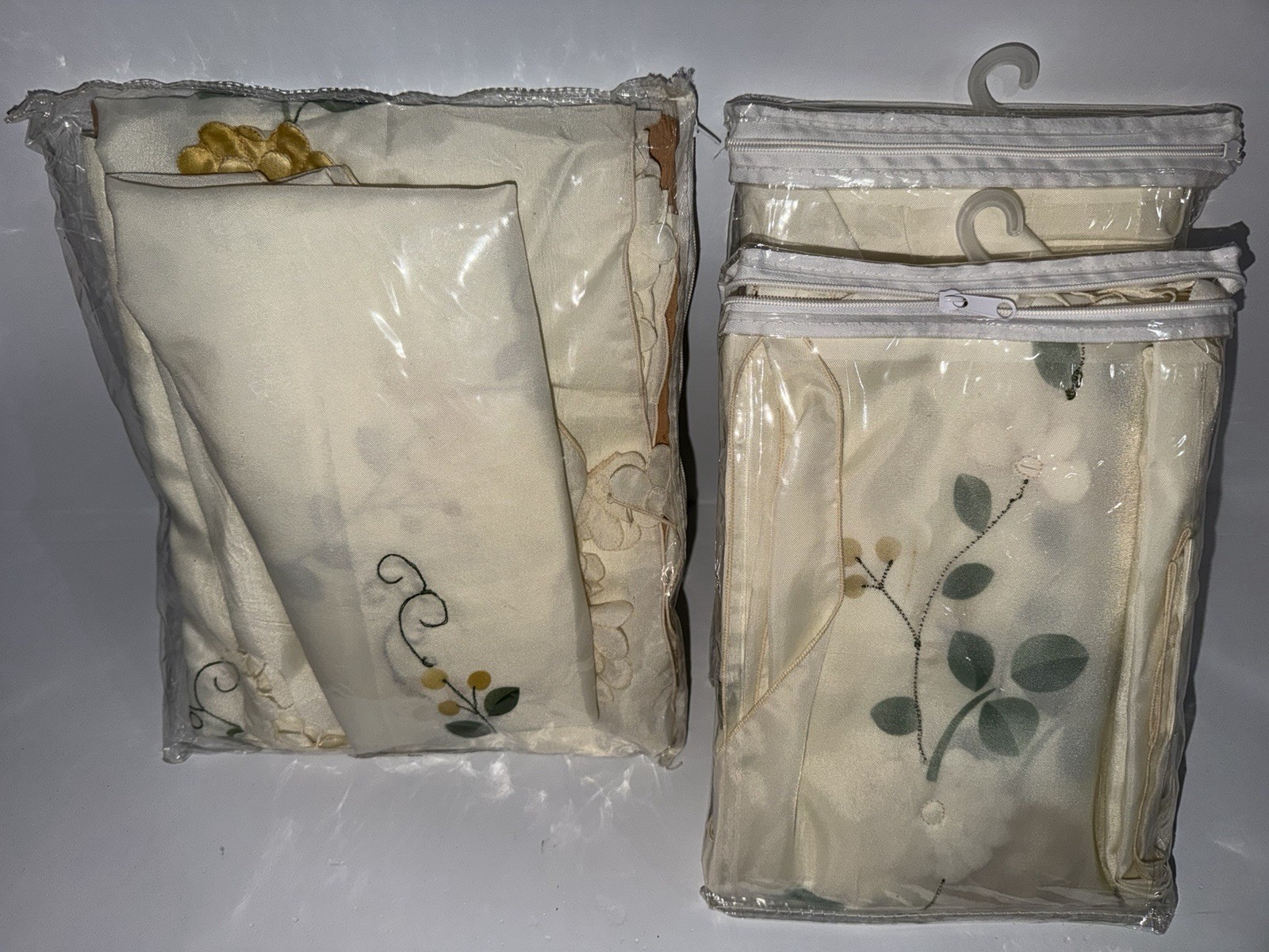 Set of scalloped borders with floral embroidery, with ivory lace trim Polyester