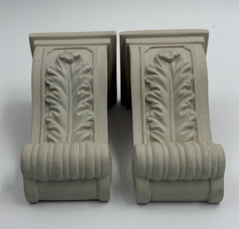 Pair Of Corbels Unbranded Off White Acanthus Leaf Design Preowned Good Condition