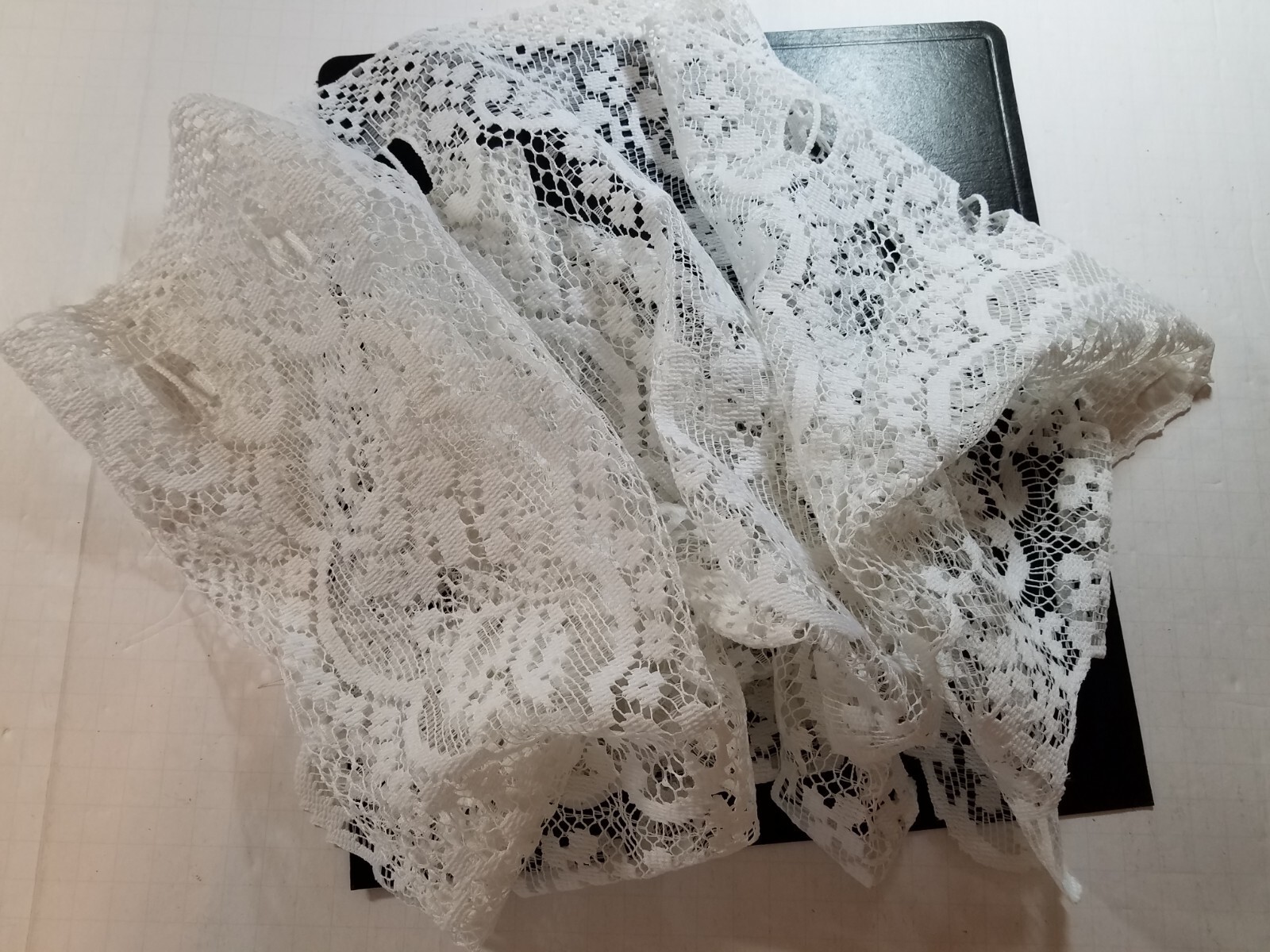Unbranded FLOWERS VALANCE 60×14.5″ white Rod Pocket Scallop Edge
