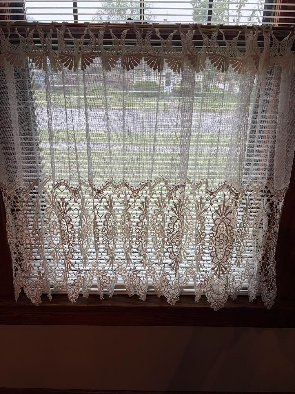 Imported Madallion Macrame Tier 29″ X 48″ & Valance 12″ x 48″ Ecru Set