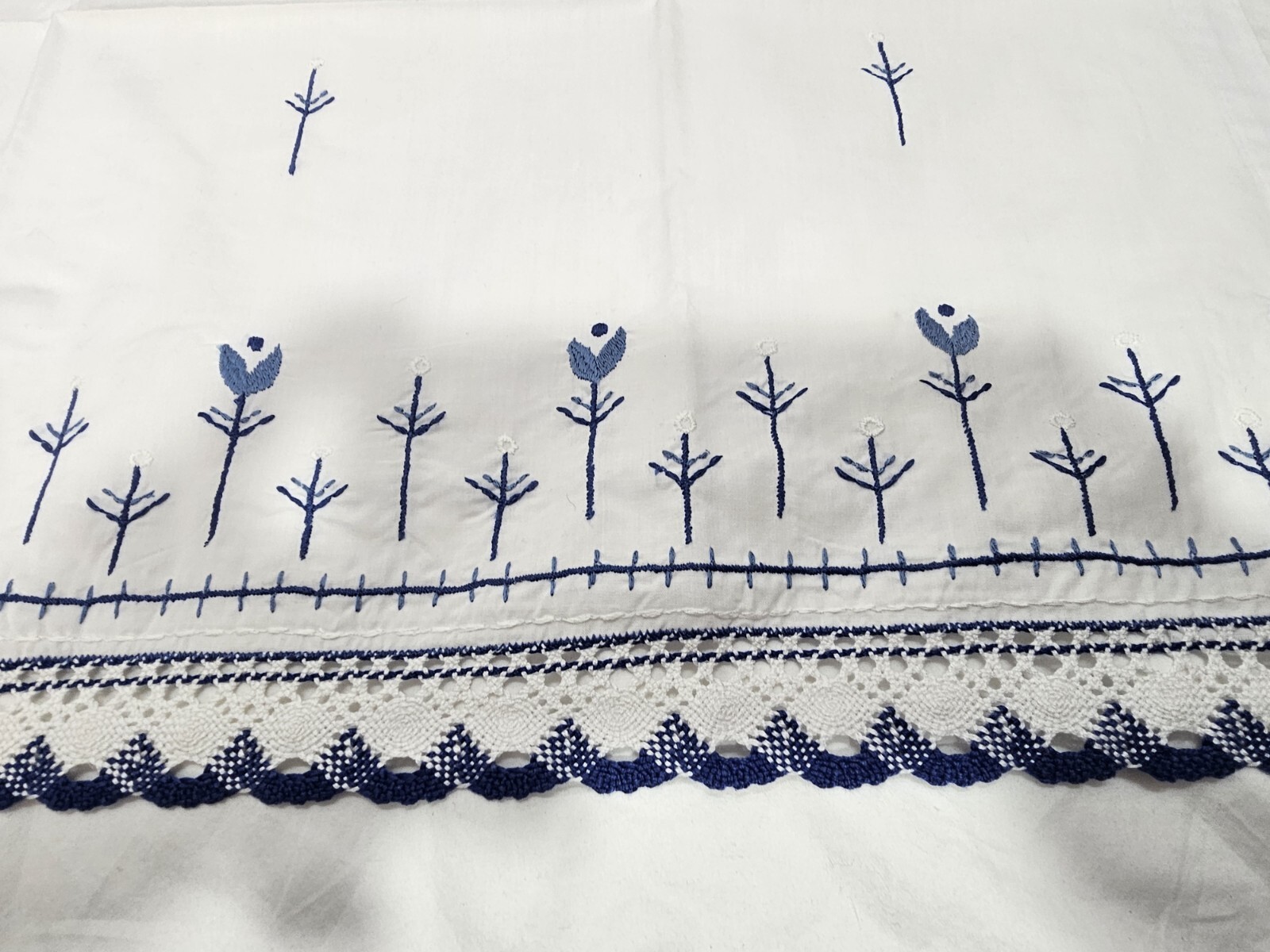 Tulip Time Flower Tailored Tier Curtains 60″x24″ / Pair Primitive White Blue