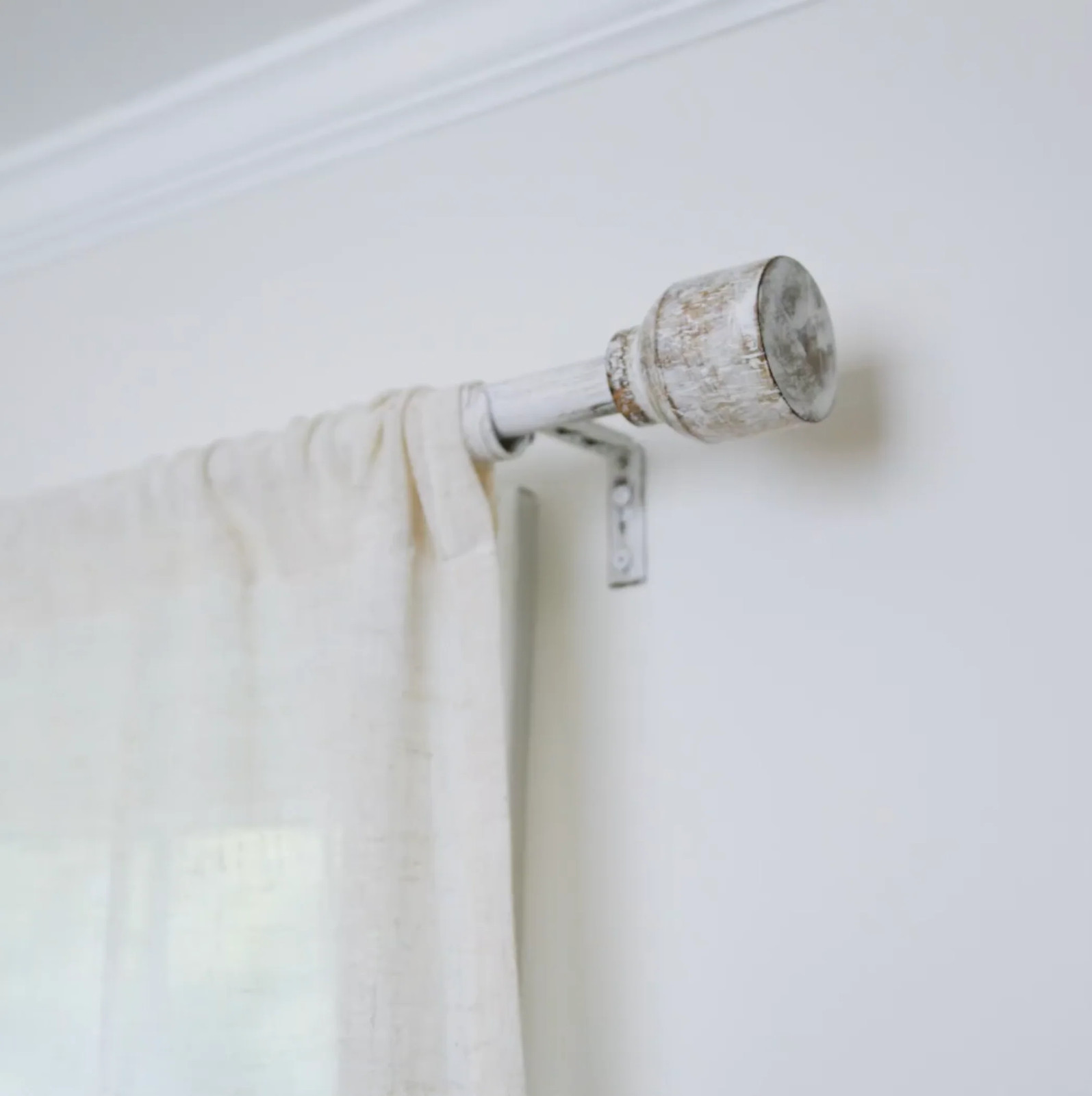 Cana Modern Farmhouse Distressed White Farmhouse Curtain Rod Set