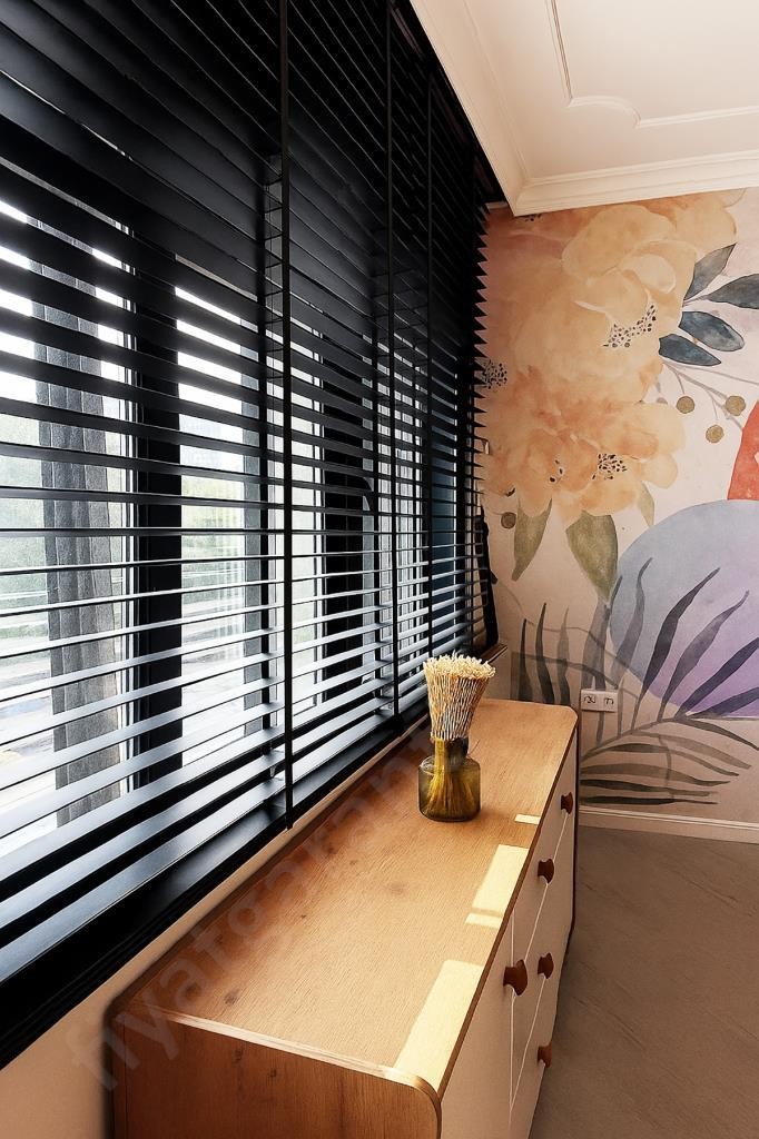 Black Color Real Wood Venetian Blind with 50mm Chain Reducer and Imported Ribbon