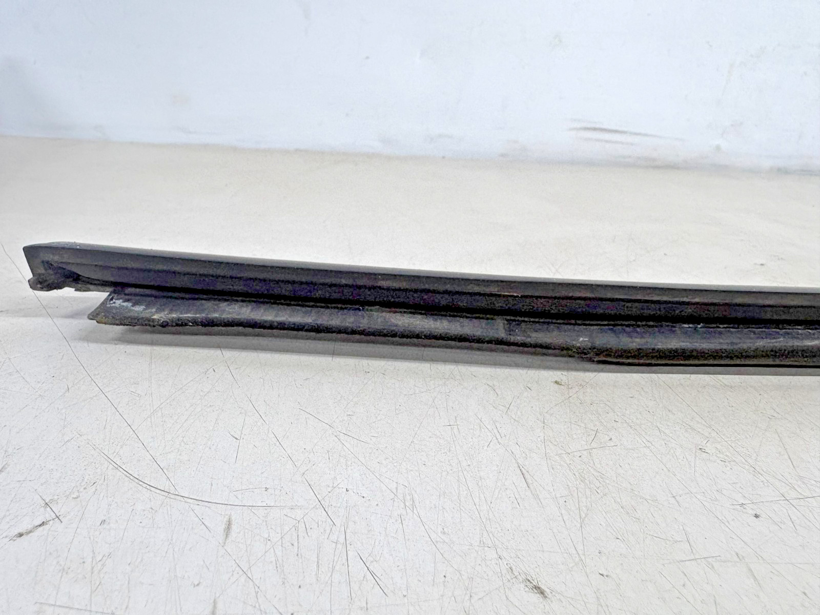 2012 FORD FOCUS LEFT FRONT BLACK DOOR GLASS WEATHER WINDOW STRIP TRIM OEM