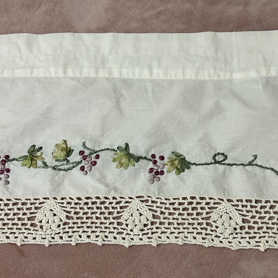 Grapes Embroidered Home Kitchen Window Valance Crocheted Edge Cottage Core 59”
