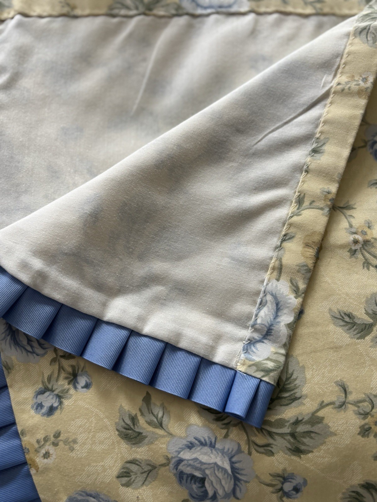 Waverly 1 Window Valance Yellow Floral Blue Roses Scalloped 20″x78″ French