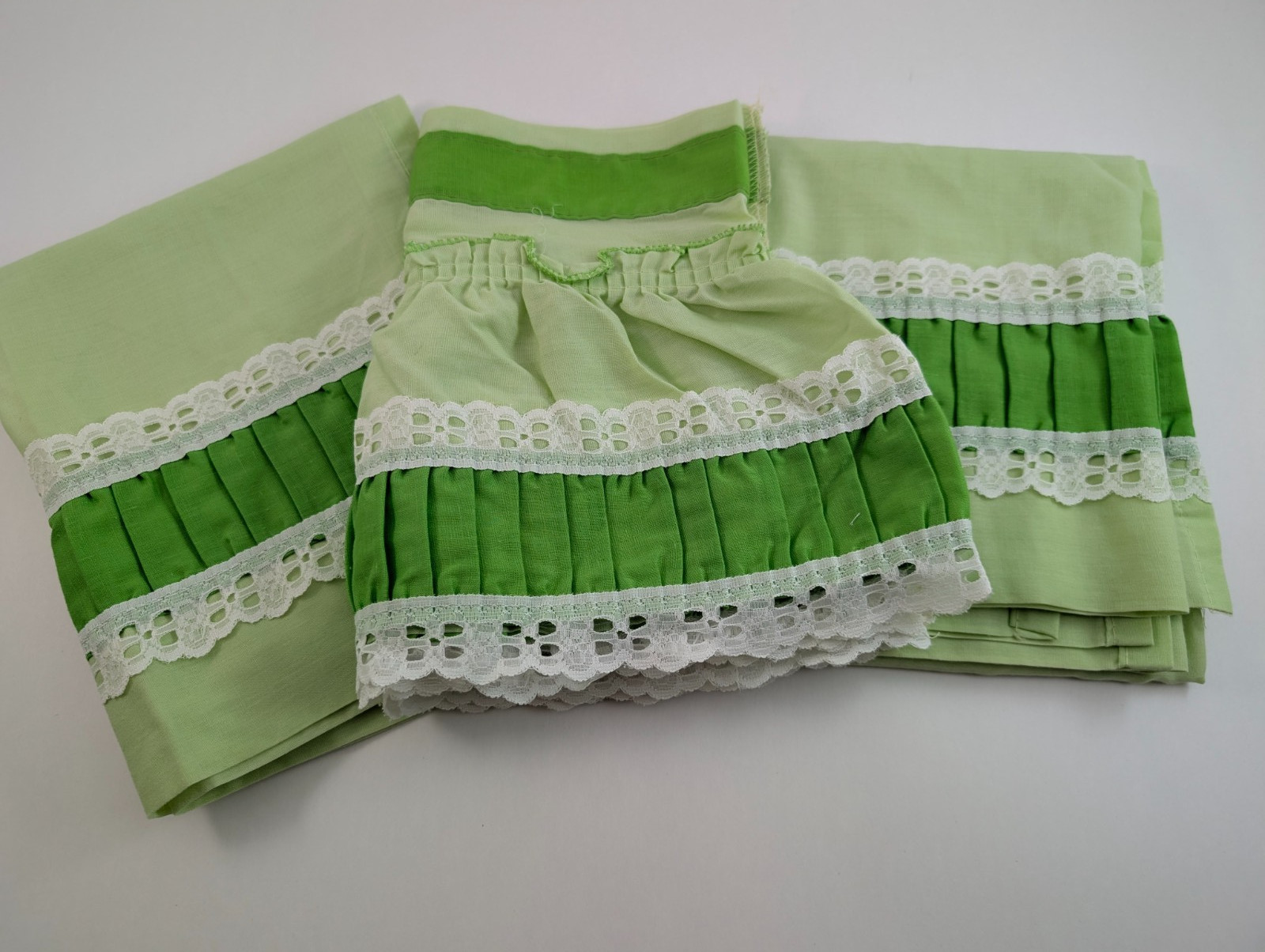 Vintage 70’s Cafe Curtains & Valance 3 pc Set Green & White Lace Kitschy Cottage
