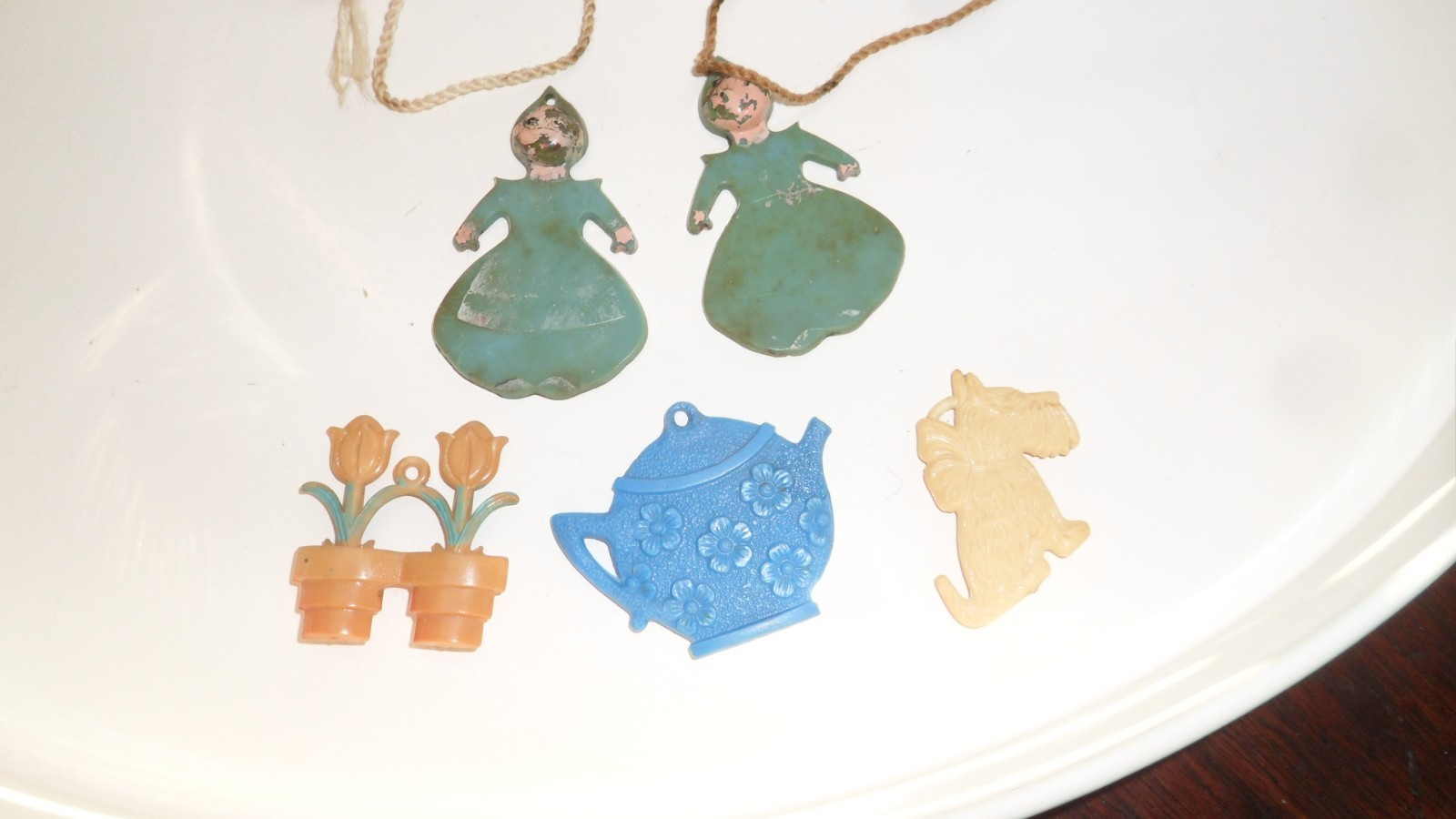 SET OF 5 VINTAGE PLASTIC WINDOW SHADE PULLS–1940’S-1950’S