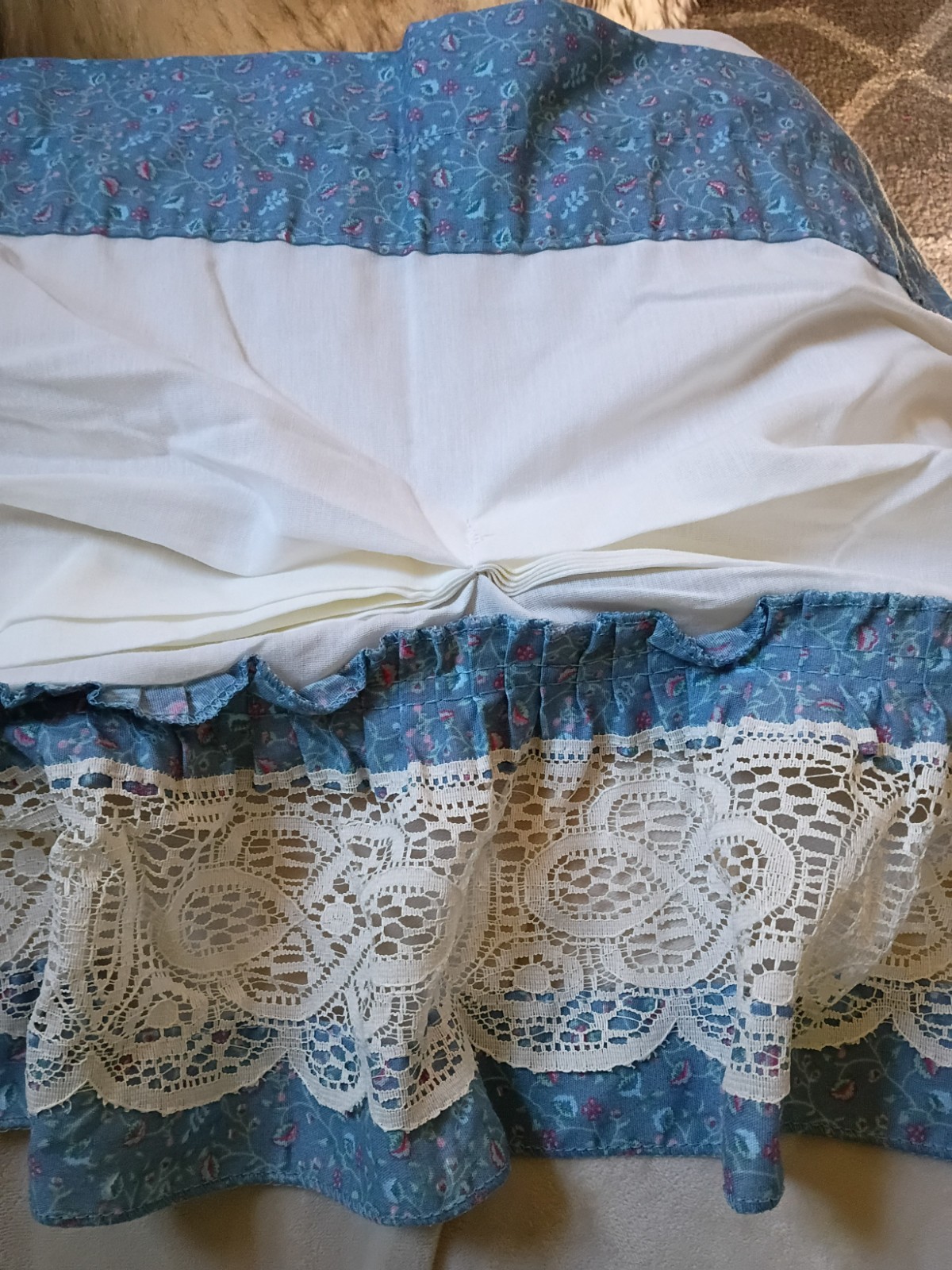 JCPenney Vintage Ivory Window Valance Gathered Blue Floral Lace Cottage Country