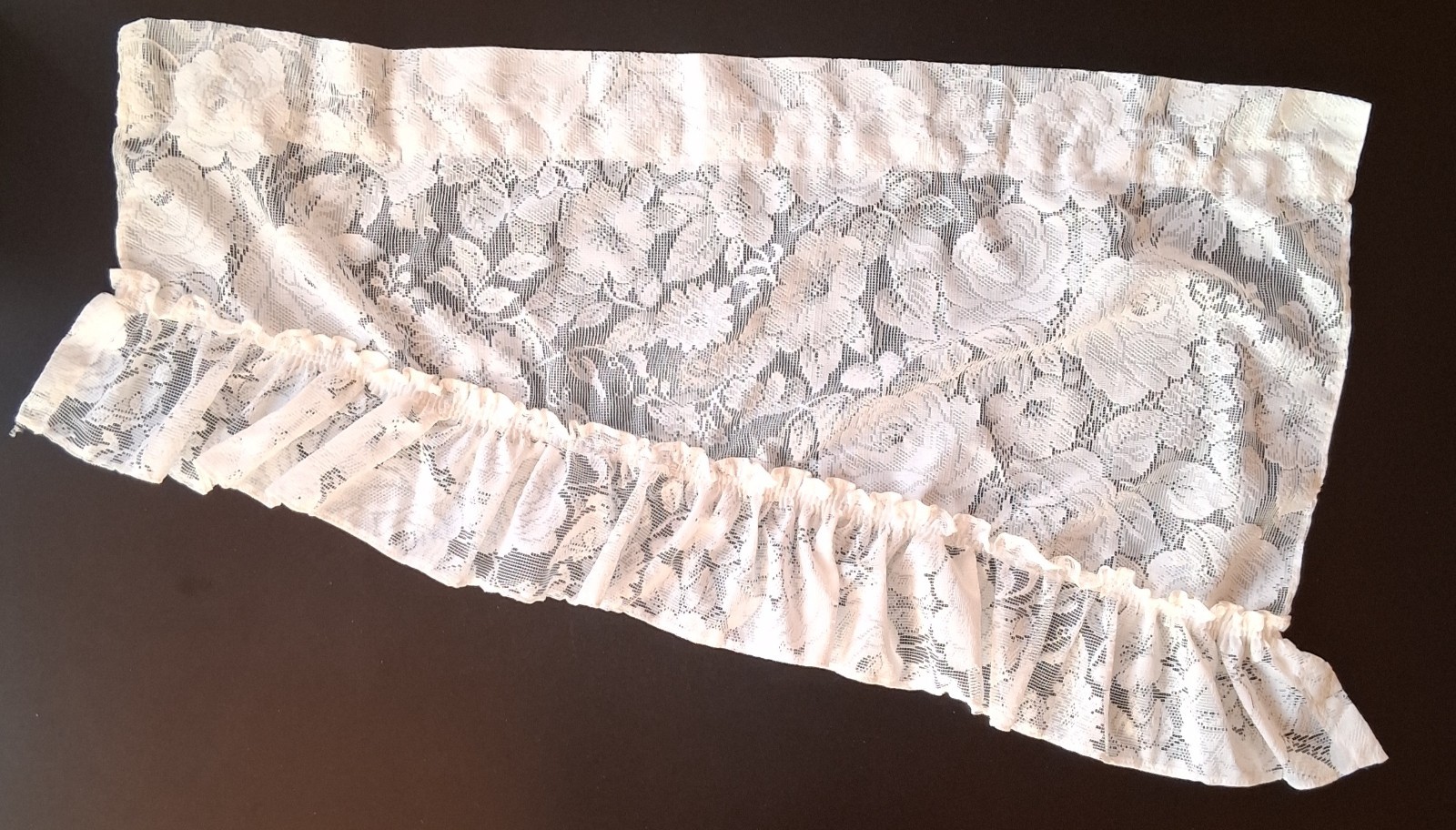 ROSE LACE SCALLOPED 2PC SWAG VALANCE SET Off White EUC 33 x 19 each Side