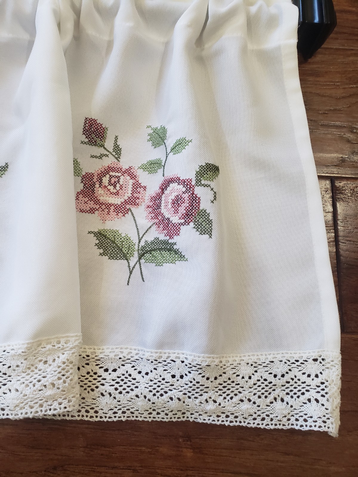 Vintage Embroidered Rose Floral White Window Valance Crochet Edge CottageCore