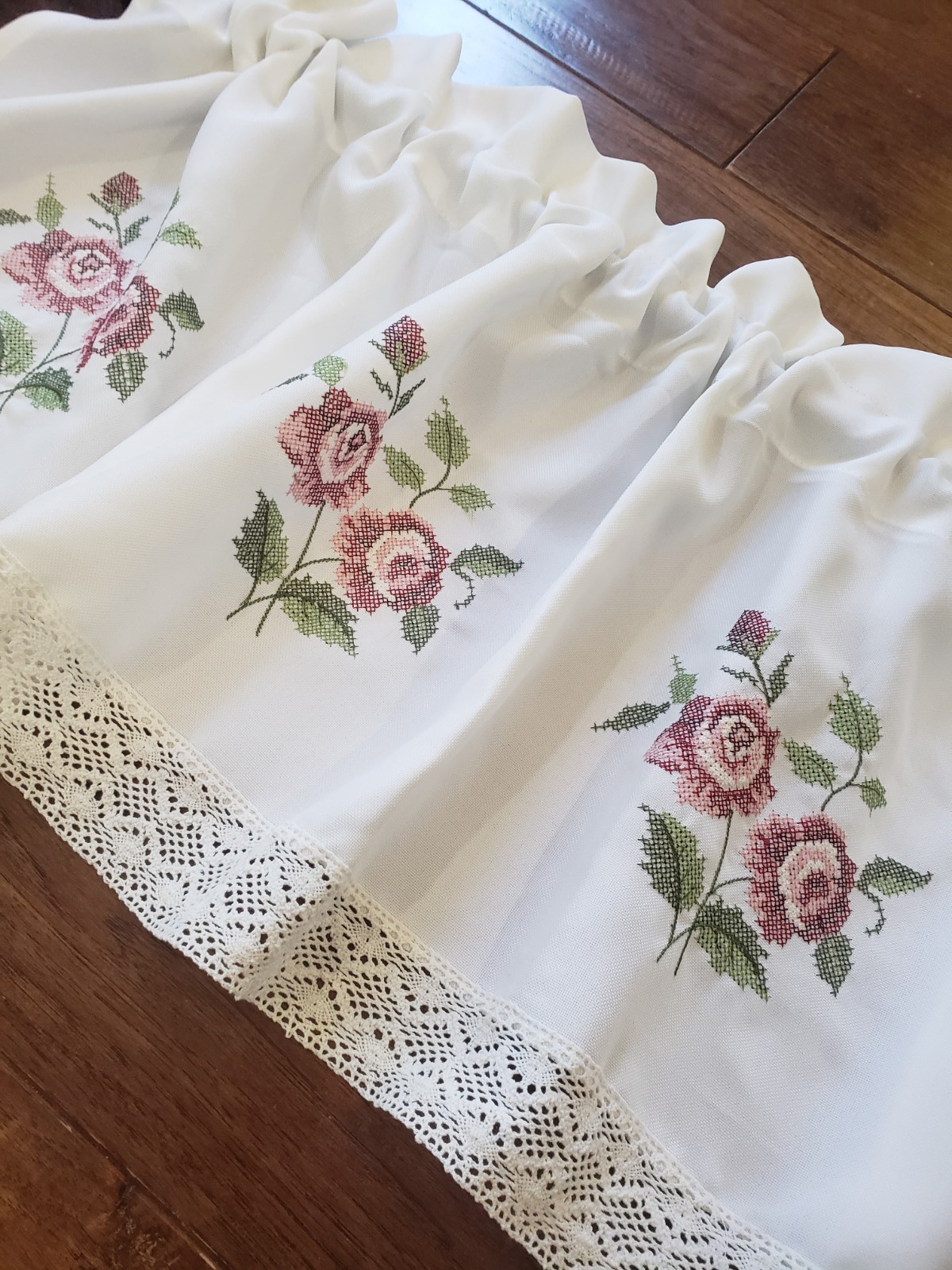 Vintage Embroidered Rose Floral White Window Valance Crochet Edge CottageCore