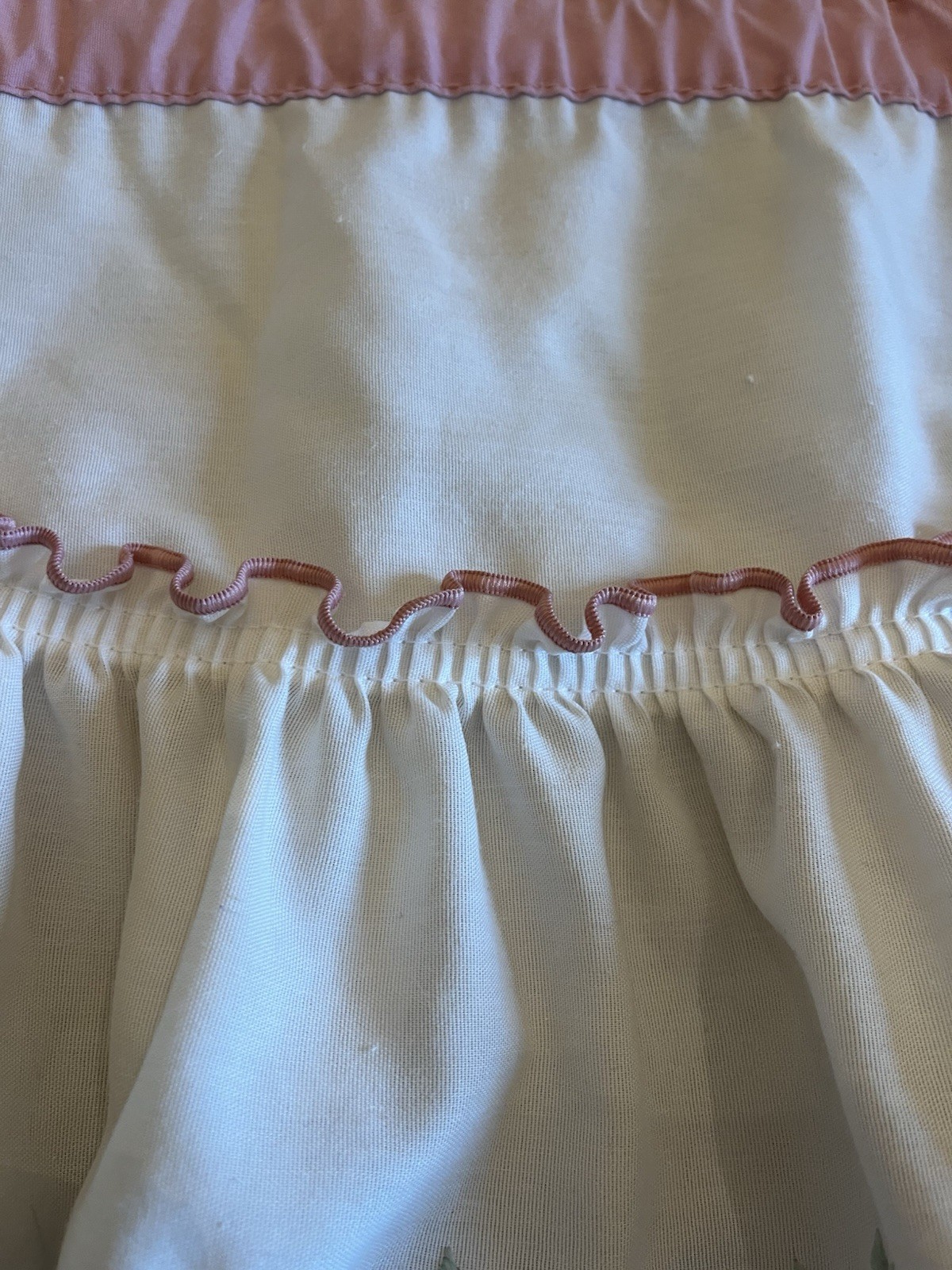 VTG Handmade Embroidered Window Valance Scalloped Edge Floral Cottage Core
